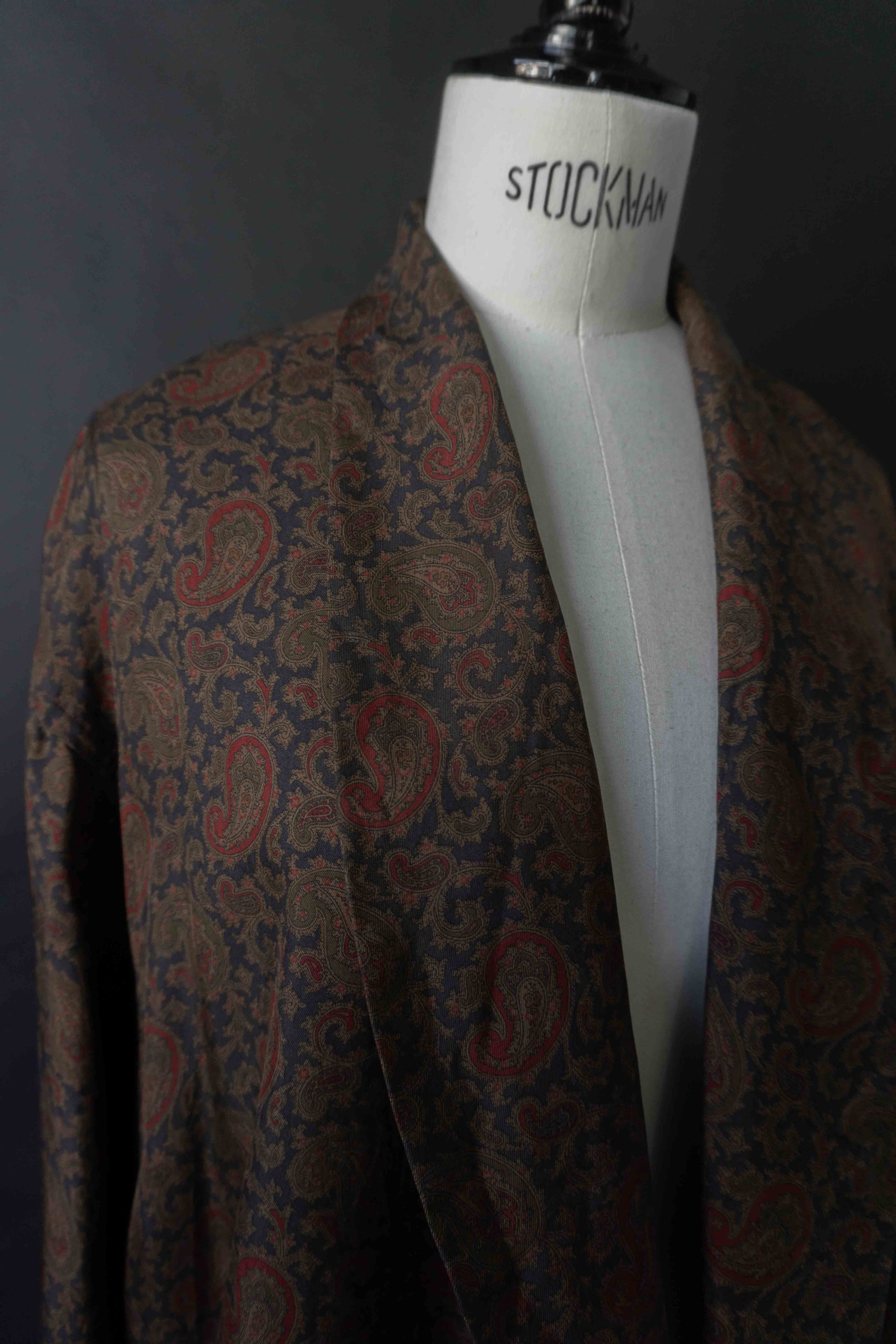 Vintage Harrods Seiden-Kimono mit Dark Paisley Muster – Made in England, M–XL theplaincircle vintage