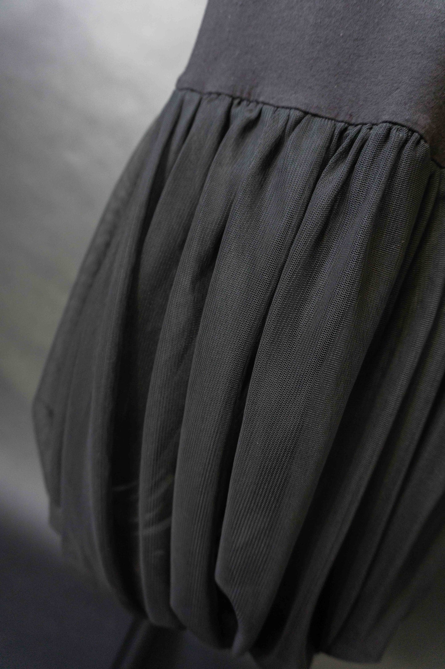 Y2K Schwarzer Midi Rock mit Drapierung & transparenter Struktur, S–M theplaincircle vintage