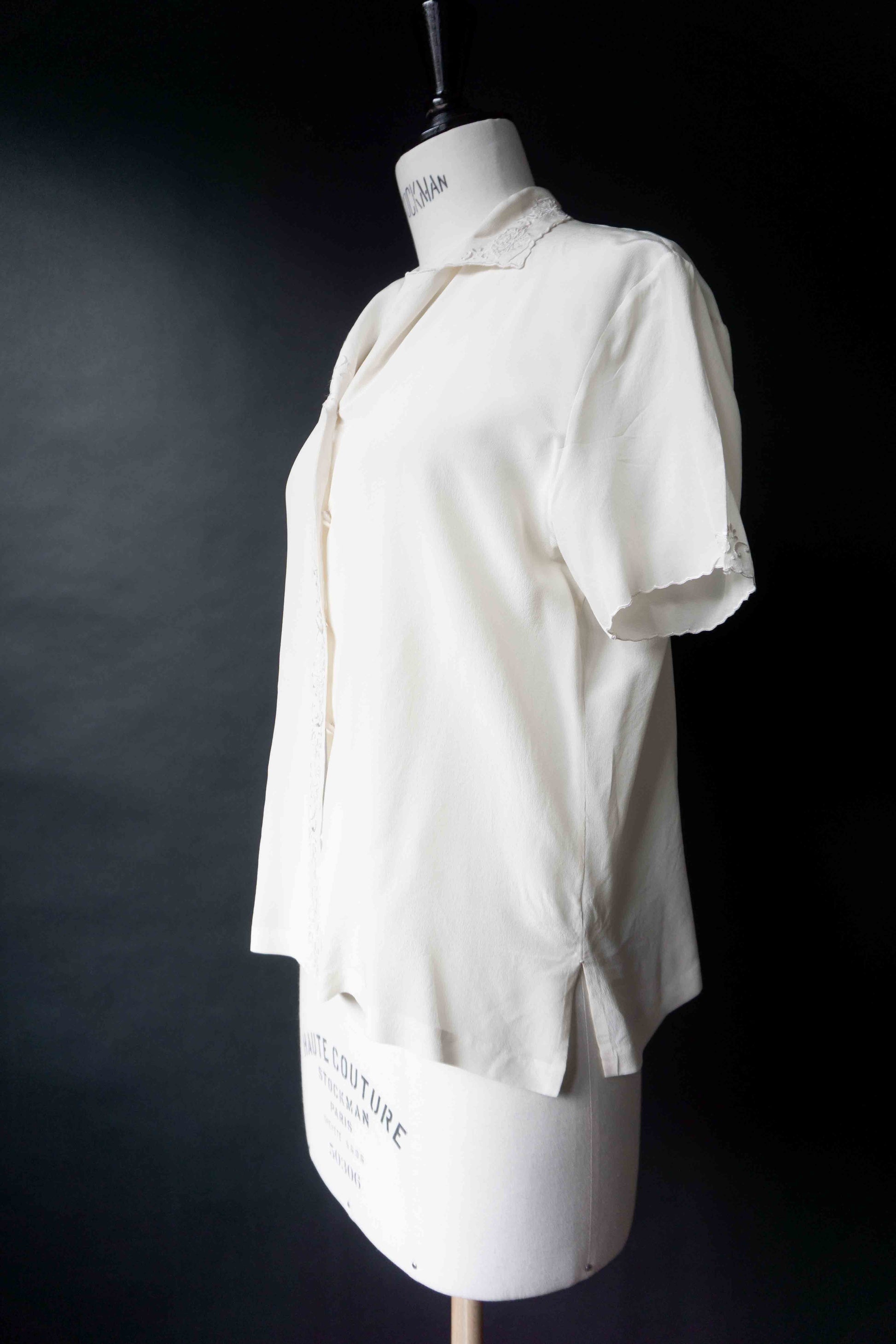 Vintage Seidenbluse mit Stickerei aus den 50ern – Cremeweiß, S–M theplaincircle vintage