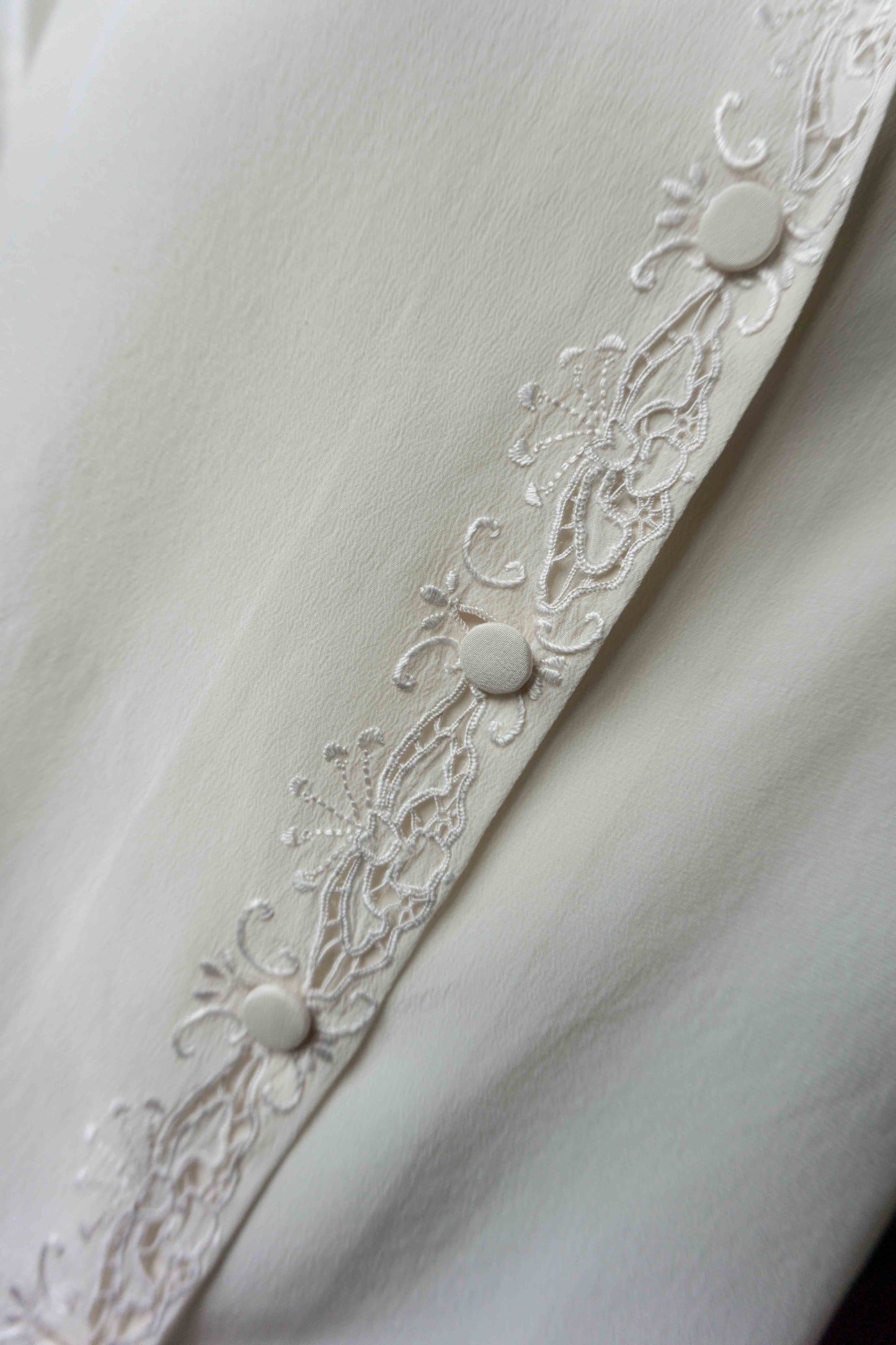 Vintage Seidenbluse mit Stickerei aus den 50ern – Cremeweiß, S–M theplaincircle vintage
