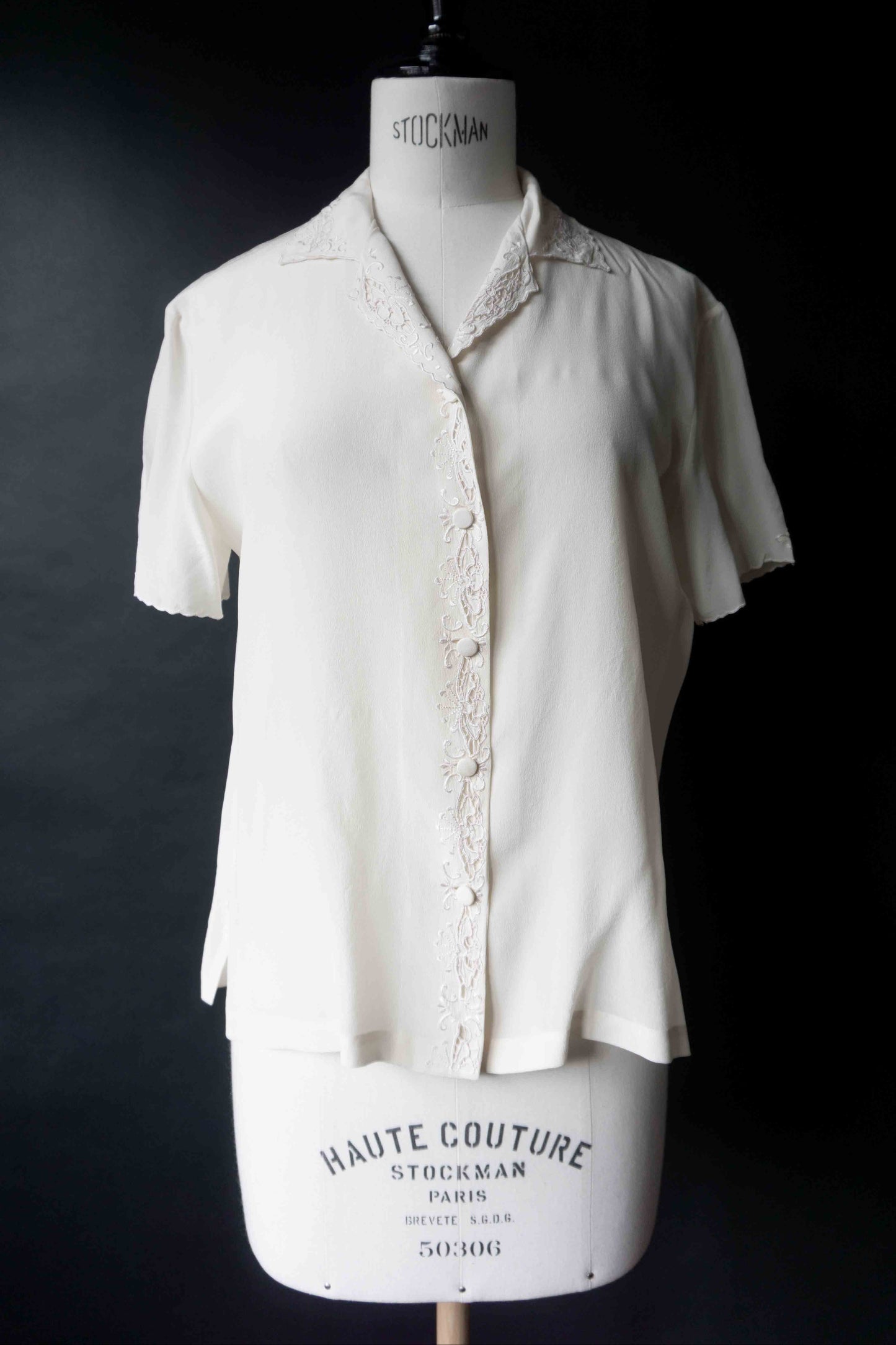 Vintage Seidenbluse mit Stickerei aus den 50ern – Cremeweiß, S–M theplaincircle vintage