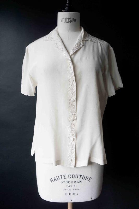 Vintage Seidenbluse mit Stickerei aus den 50ern – Cremeweiß, S–M theplaincircle vintage