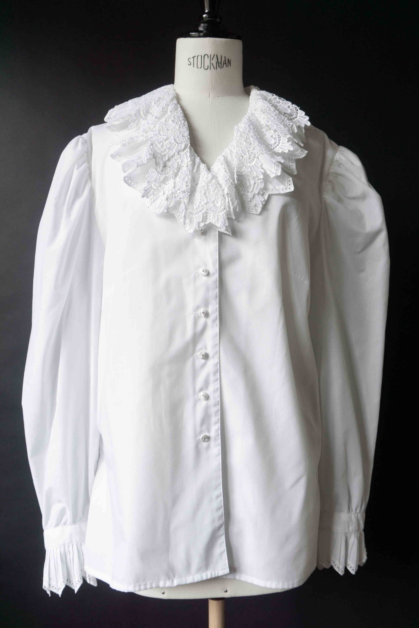 Vintage Weiße Bluse mit Spitzenkragen, M–L theplaincircle vintage
