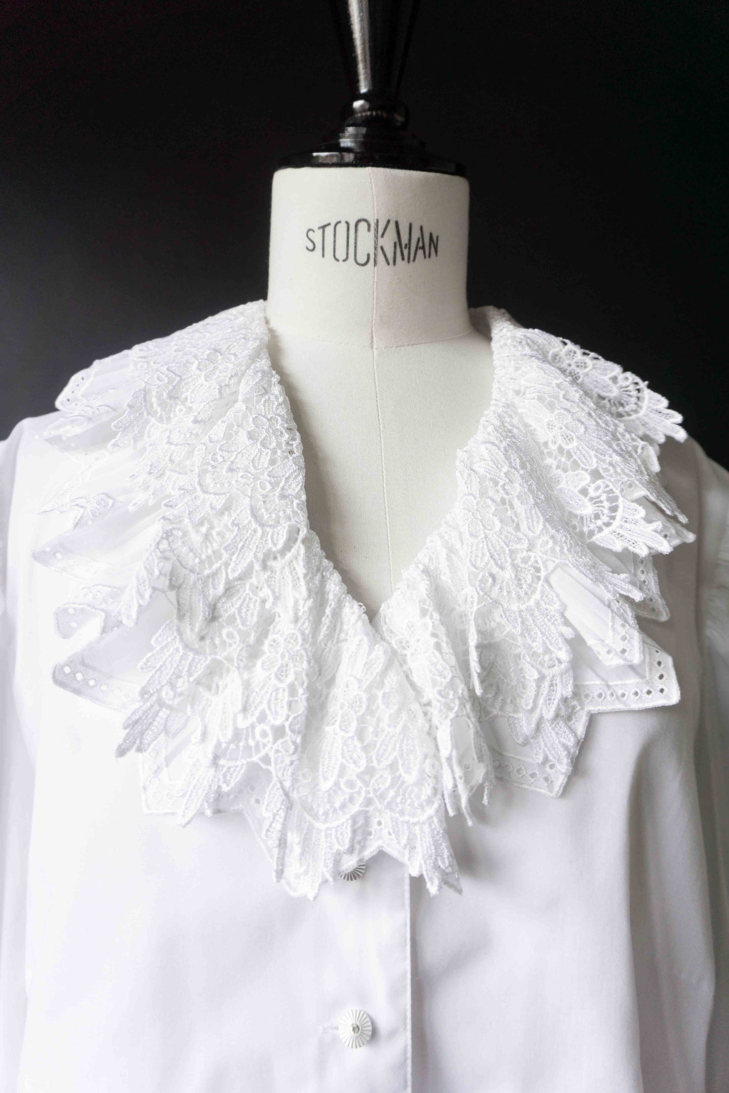 Vintage Weiße Bluse mit Spitzenkragen, M–L theplaincircle vintage
