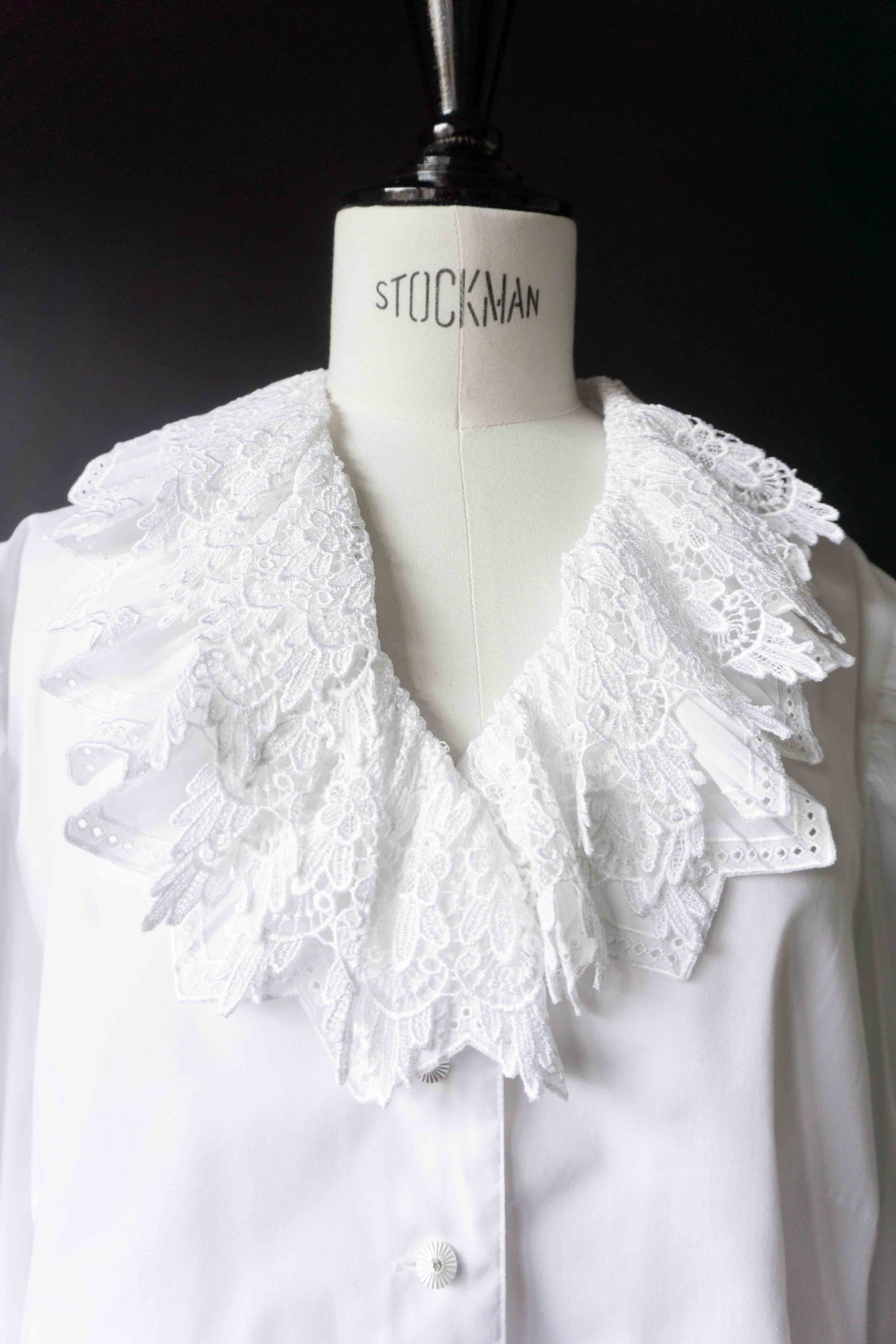 Vintage Weiße Bluse mit Spitzenkragen, M–L theplaincircle vintage