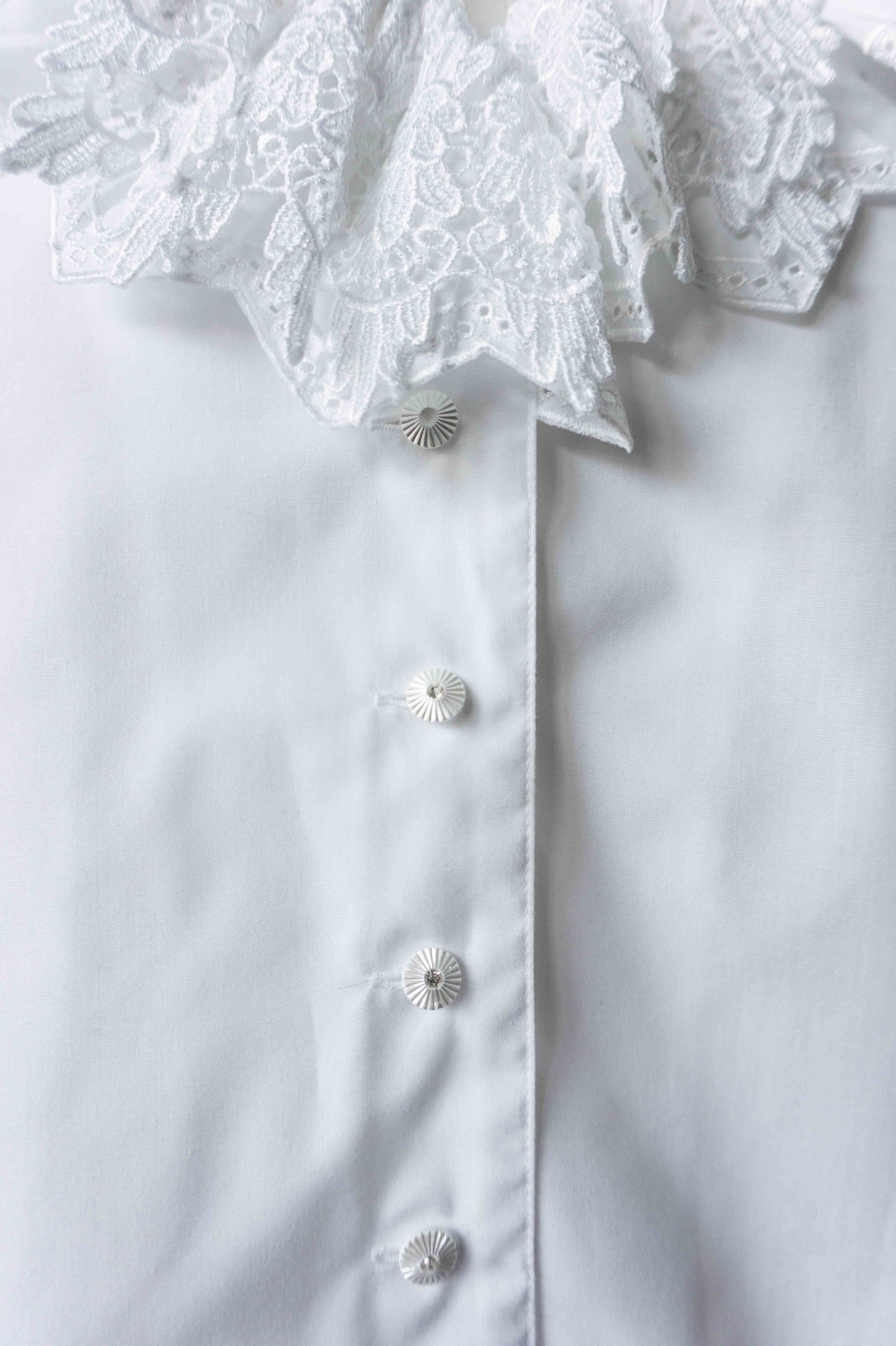 Vintage Weiße Bluse mit Spitzenkragen, M–L theplaincircle vintage