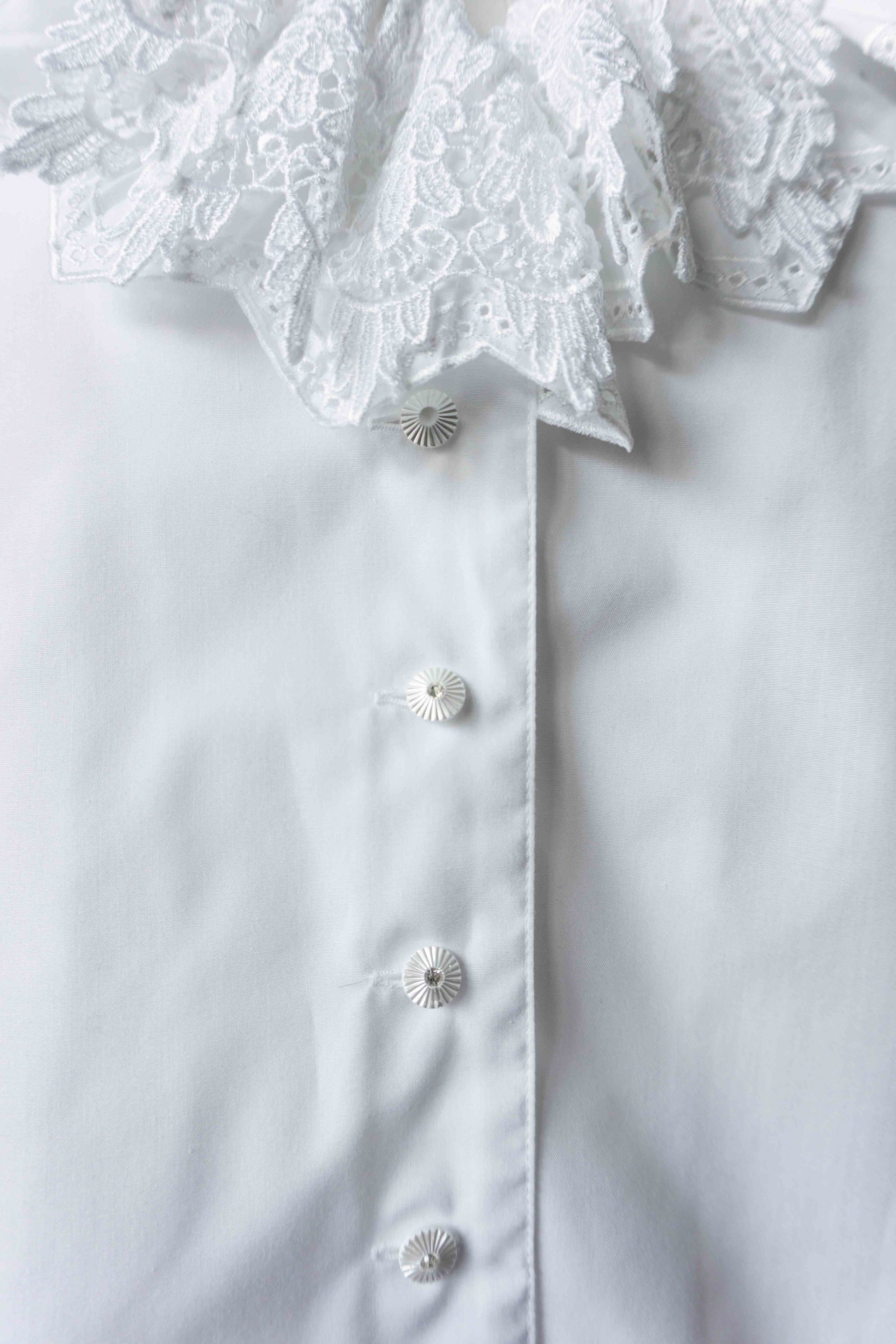 Vintage Weiße Bluse mit Spitzenkragen, M–L theplaincircle vintage