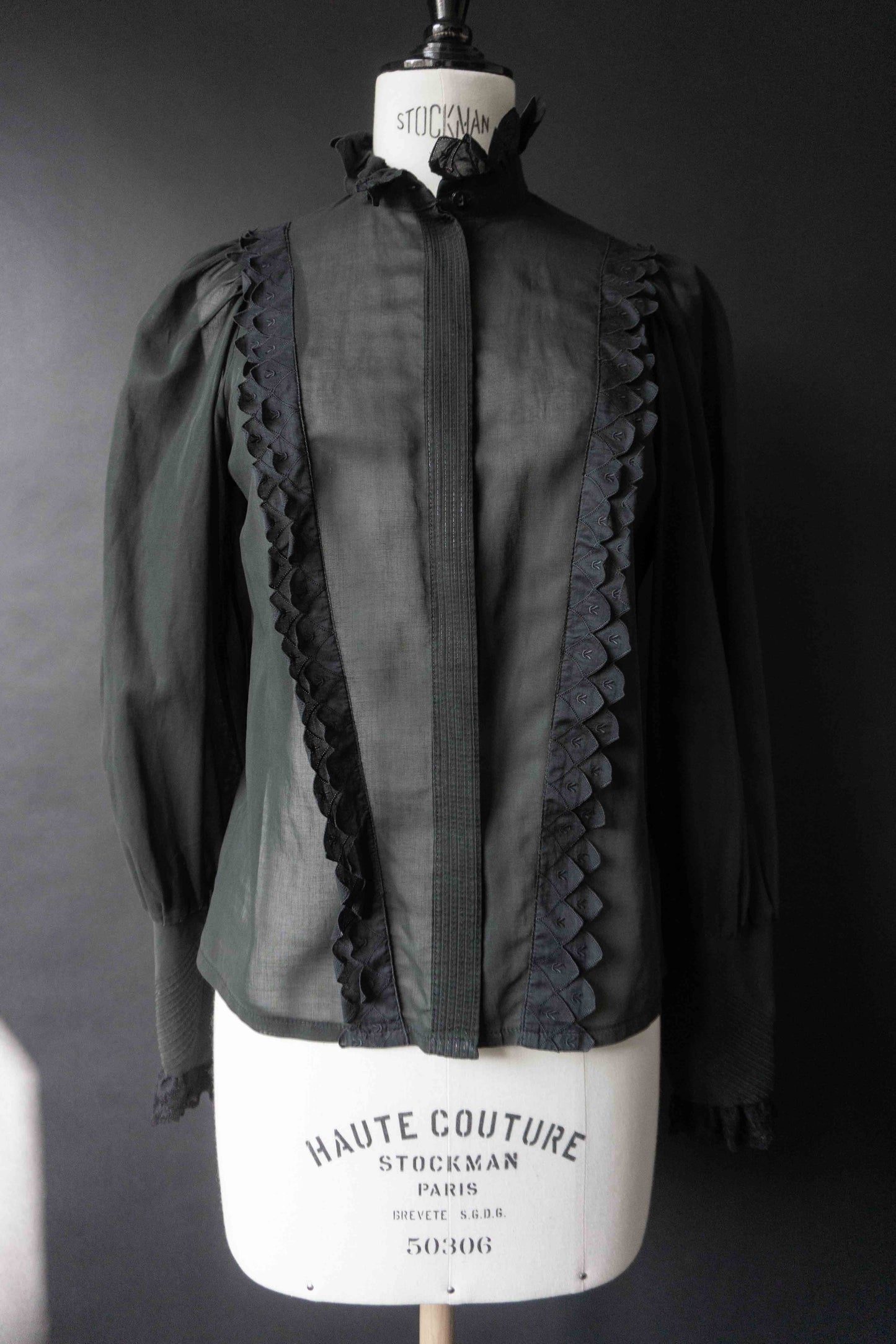 Schwarze Vintage Baumwollbluse mit Rüschen-Details, hohem Kragen und Gothic Victorian Stil