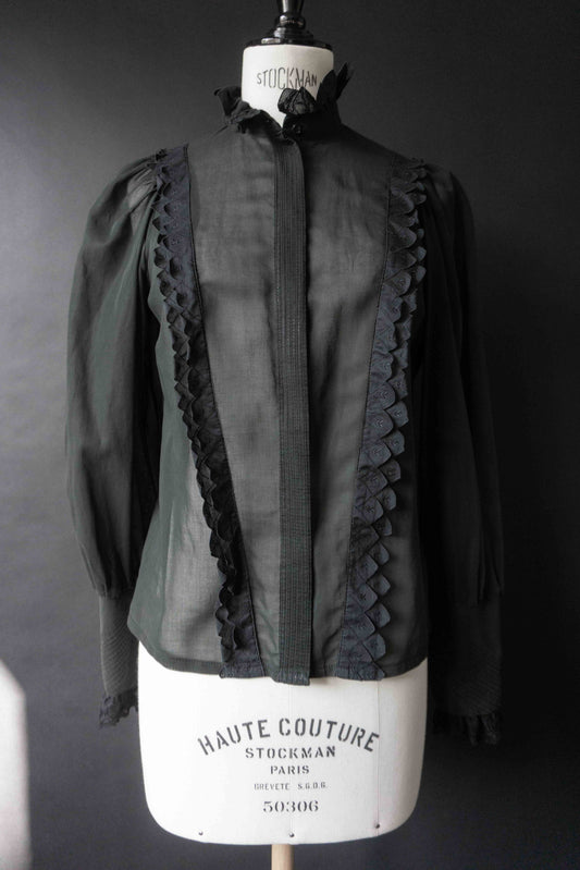 Schwarze Vintage Baumwollbluse mit Rüschen-Details, hohem Kragen und Gothic Victorian Stil