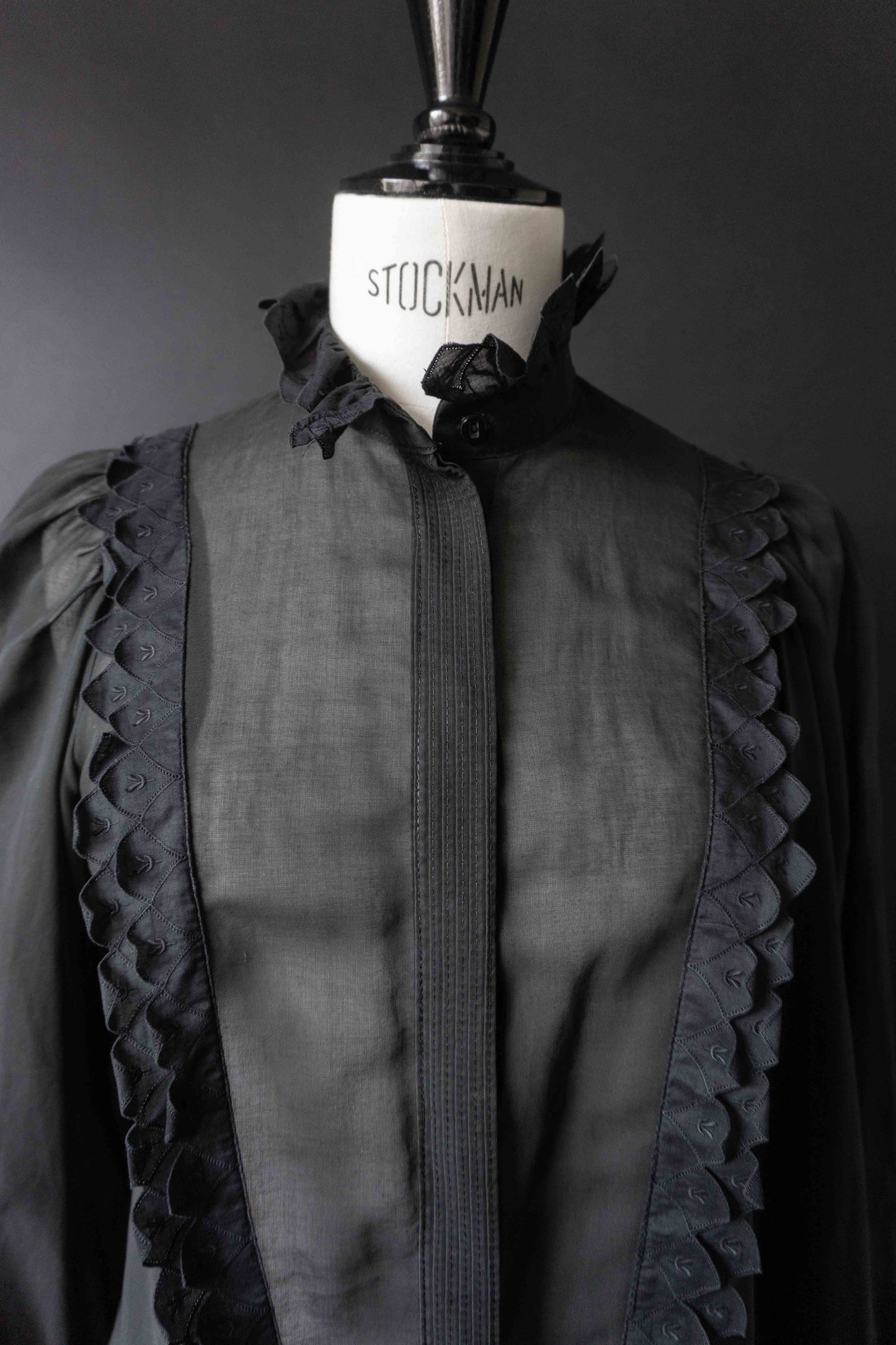 Schwarze Vintage-Bluse mit Rüschen-Details & Victorian Gothic Vibes, XS–S theplaincircle vintage