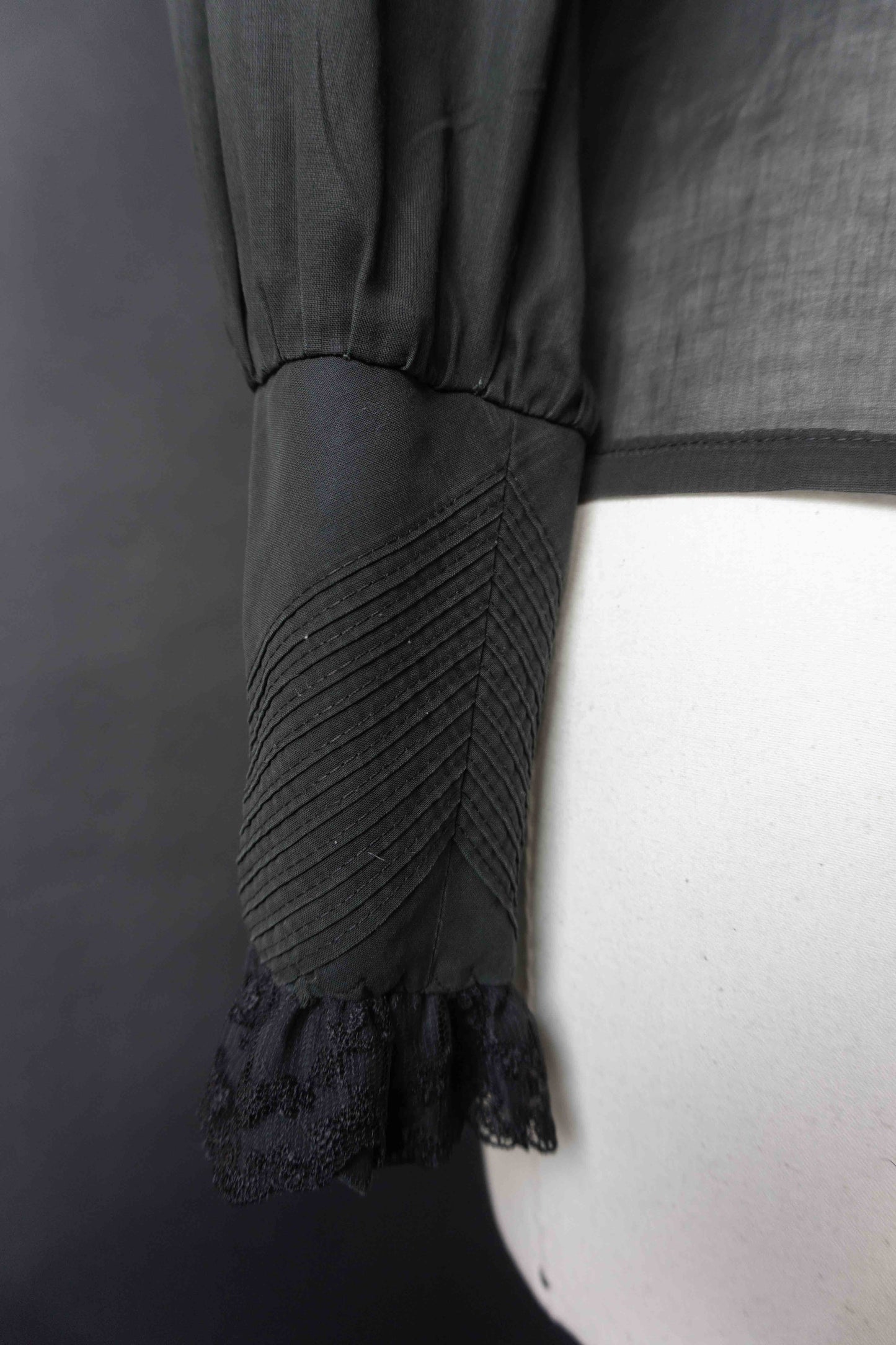 Schwarze Vintage-Bluse mit Rüschen-Details & Victorian Gothic Vibes, XS–S theplaincircle vintage