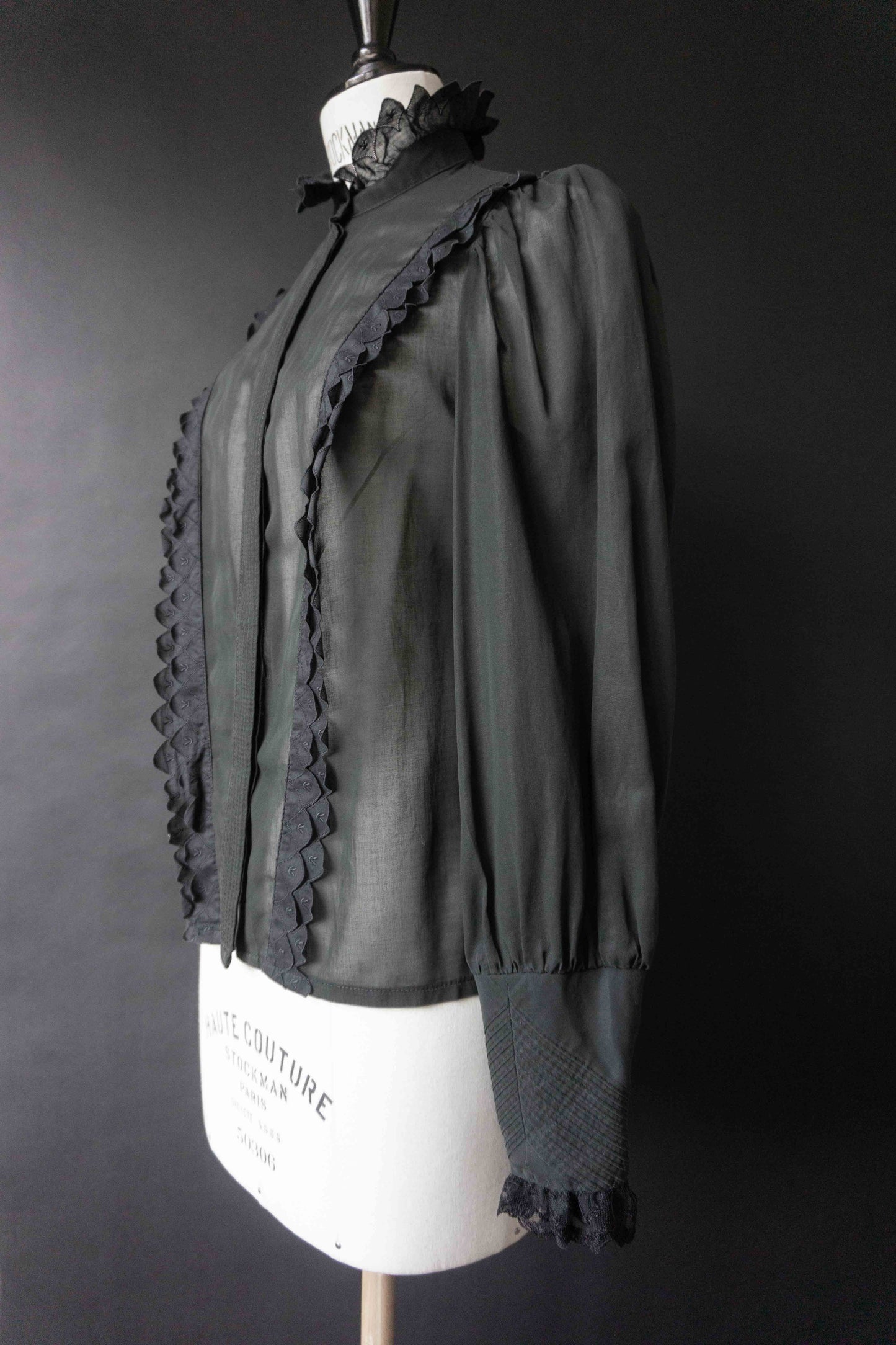 Schwarze Vintage-Bluse mit Rüschen-Details & Victorian Gothic Vibes, XS–S theplaincircle vintage