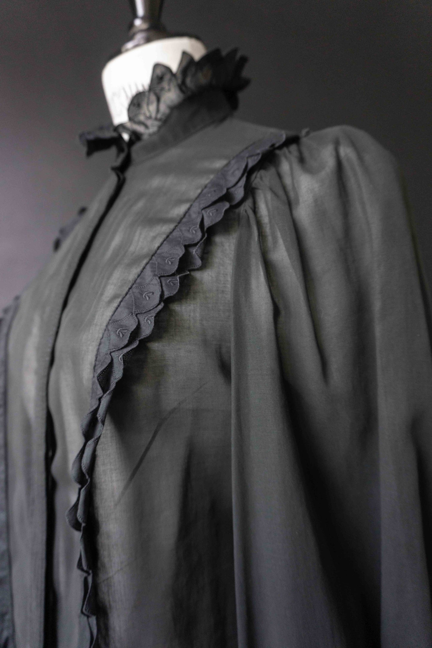 Schwarze Vintage-Bluse mit Rüschen-Details & Victorian Gothic Vibes, XS–S theplaincircle vintage
