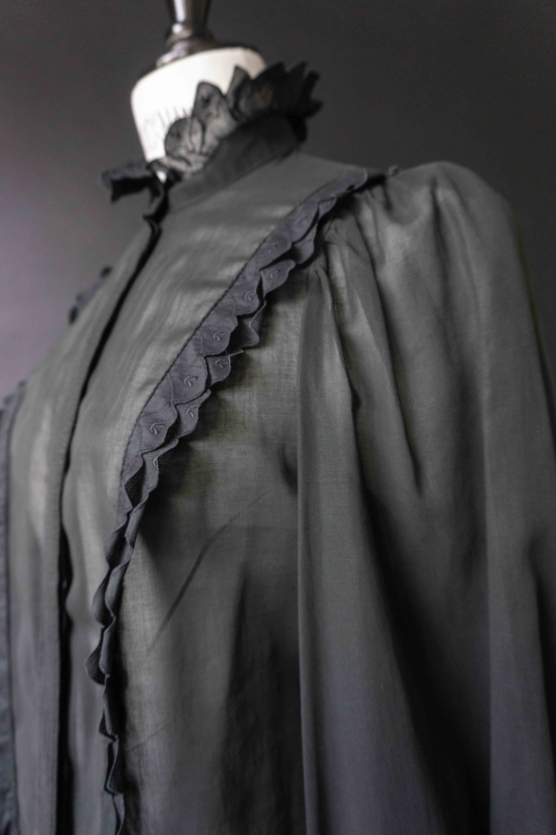 Schwarze Vintage-Bluse mit Rüschen-Details & Victorian Gothic Vibes, XS–S theplaincircle vintage
