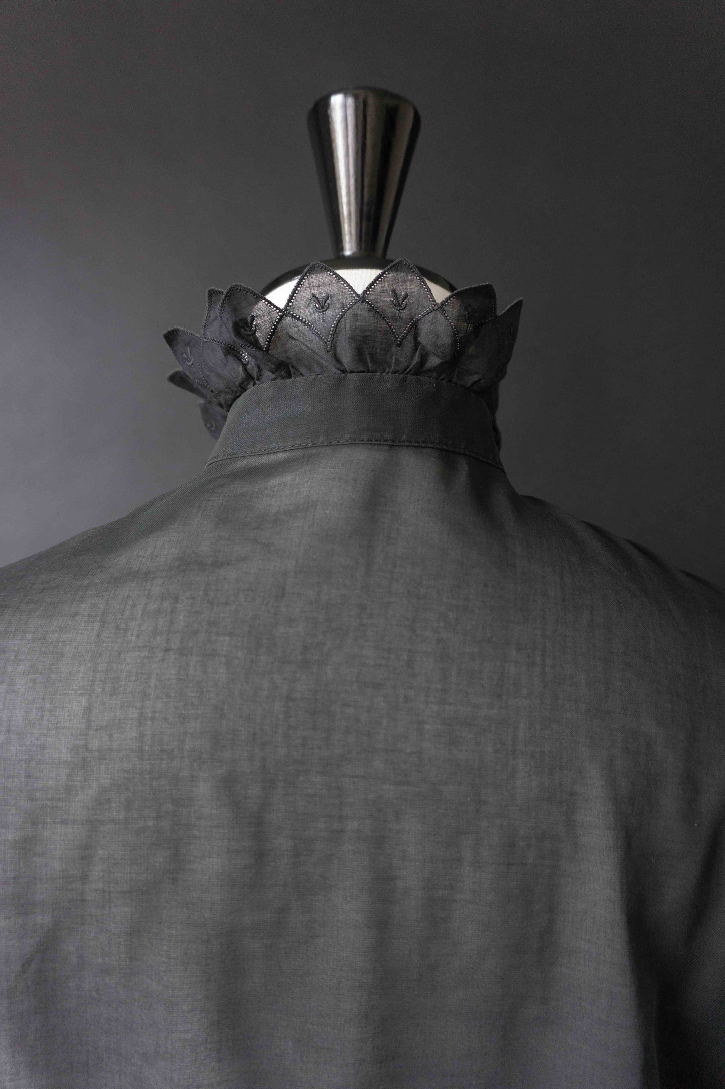 Schwarze Vintage-Bluse mit Rüschen-Details & Victorian Gothic Vibes, XS–S theplaincircle vintage