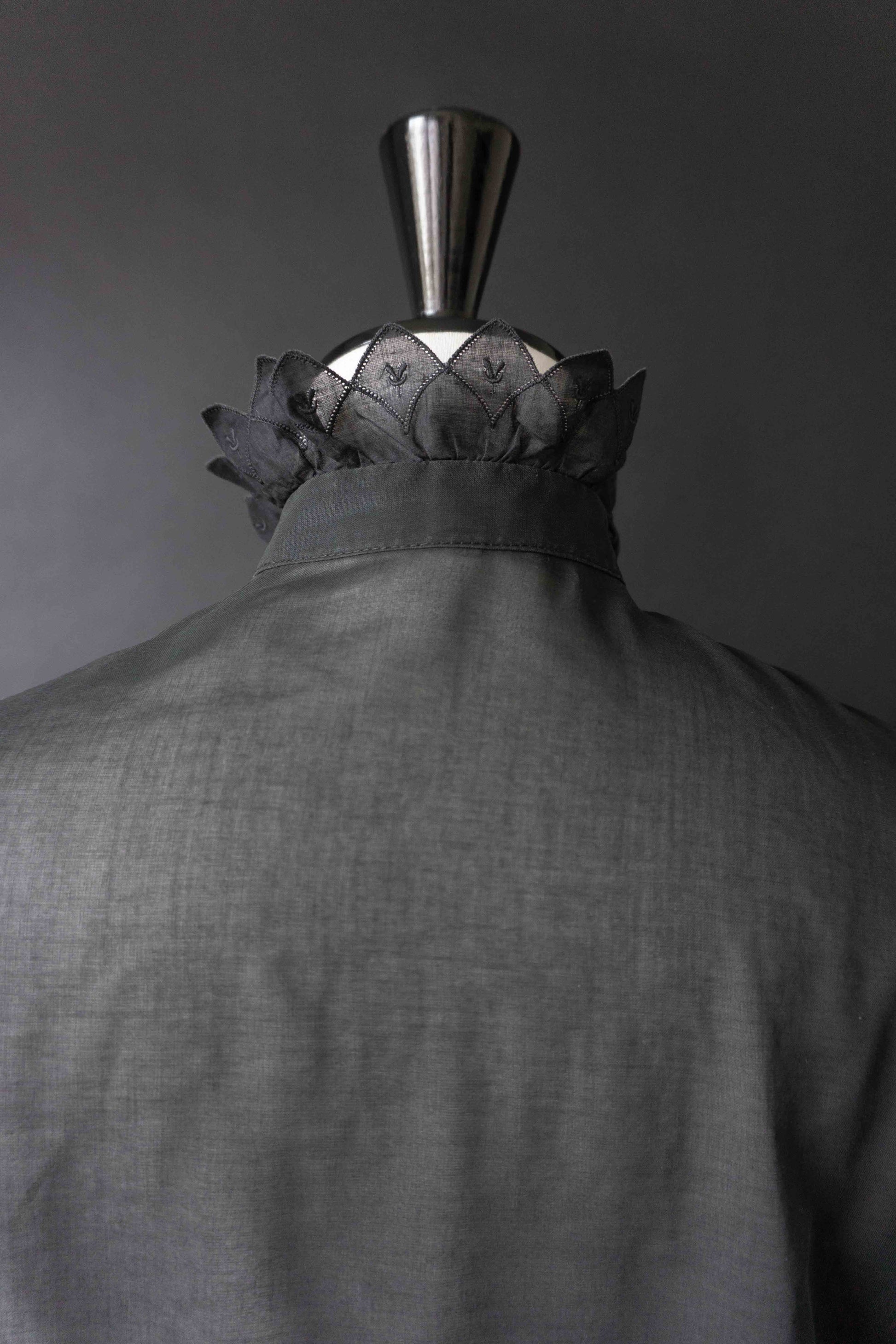 Schwarze Vintage-Bluse mit Rüschen-Details & Victorian Gothic Vibes, XS–S theplaincircle vintage