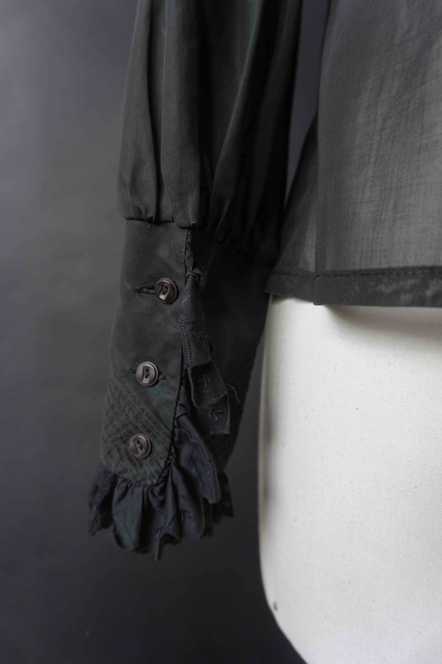 Schwarze Vintage-Bluse mit Rüschen-Details & Victorian Gothic Vibes, XS–S theplaincircle vintage