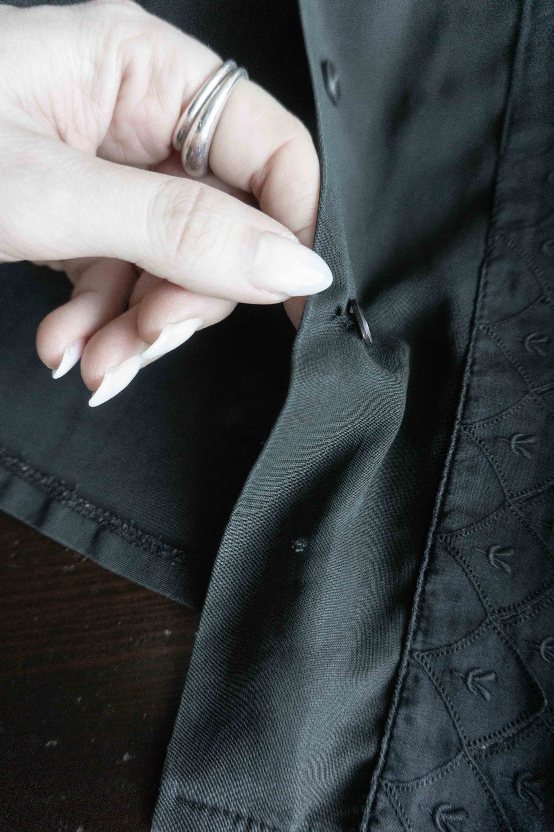 Schwarze Vintage-Bluse mit Rüschen-Details & Victorian Gothic Vibes, XS–S theplaincircle vintage