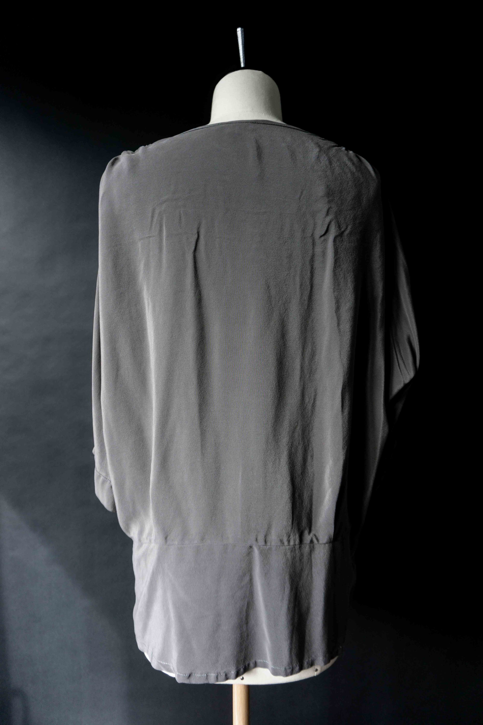 Vintage Bluse Seide, Grau Batwing, M–L theplaincircle vintage