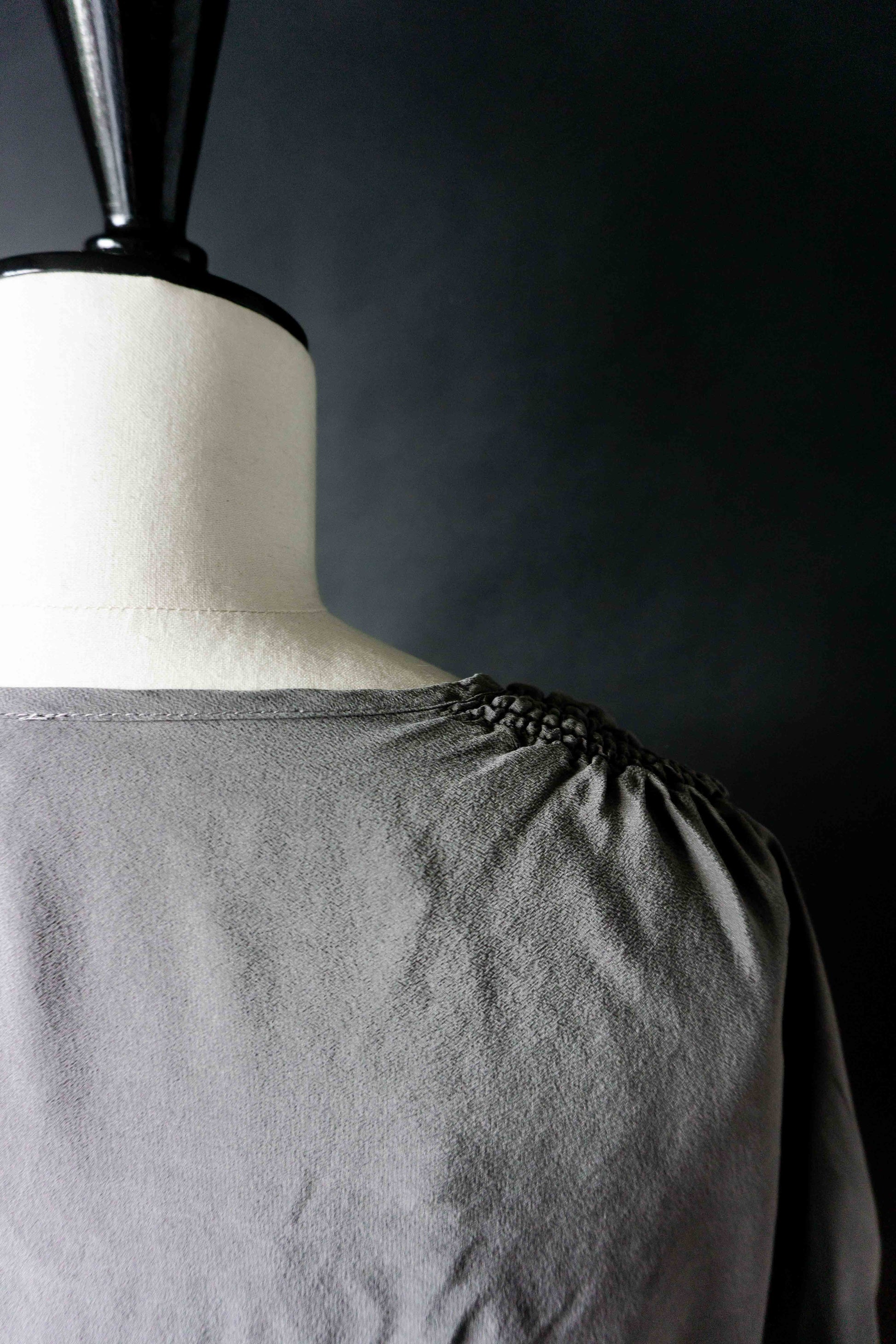 Vintage Bluse Seide, Grau Batwing, M–L theplaincircle vintage