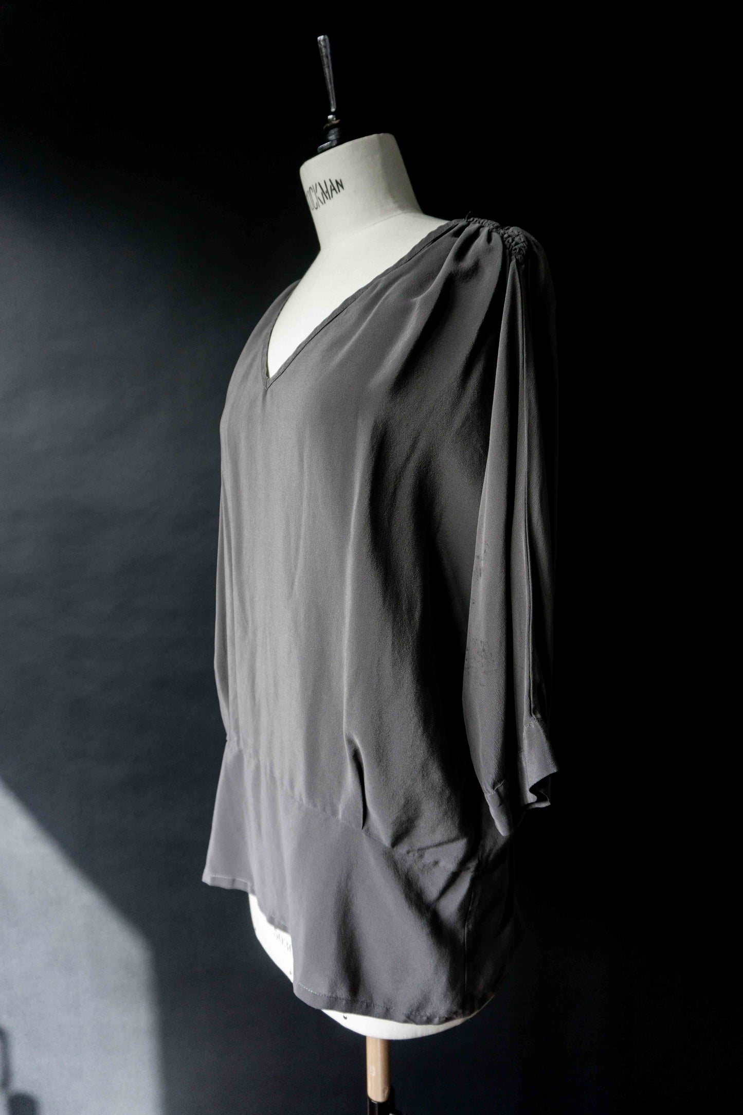 Vintage Bluse Seide, Grau Batwing, M–L theplaincircle vintage