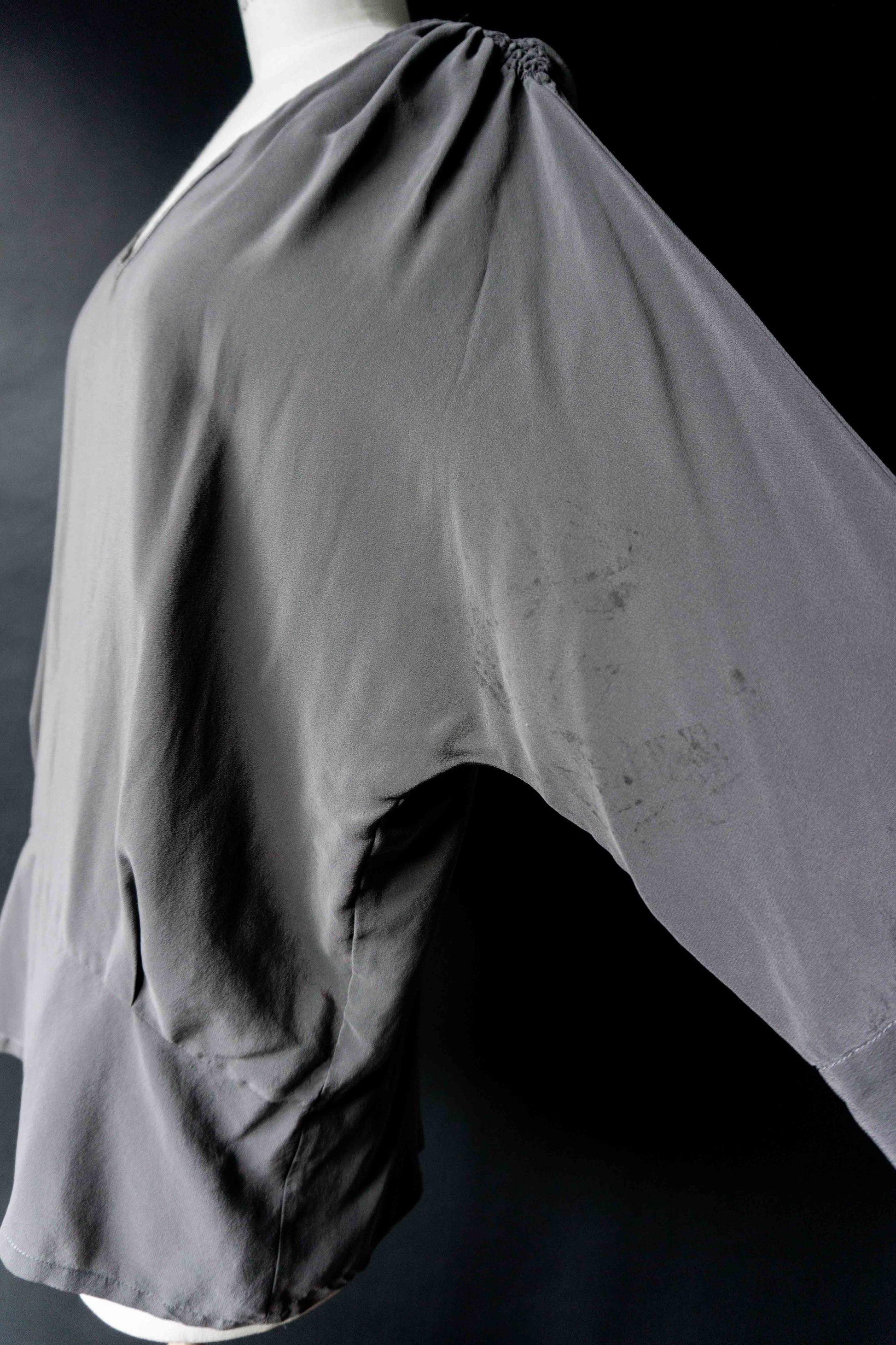 Vintage Bluse Seide, Grau Batwing, M–L theplaincircle vintage