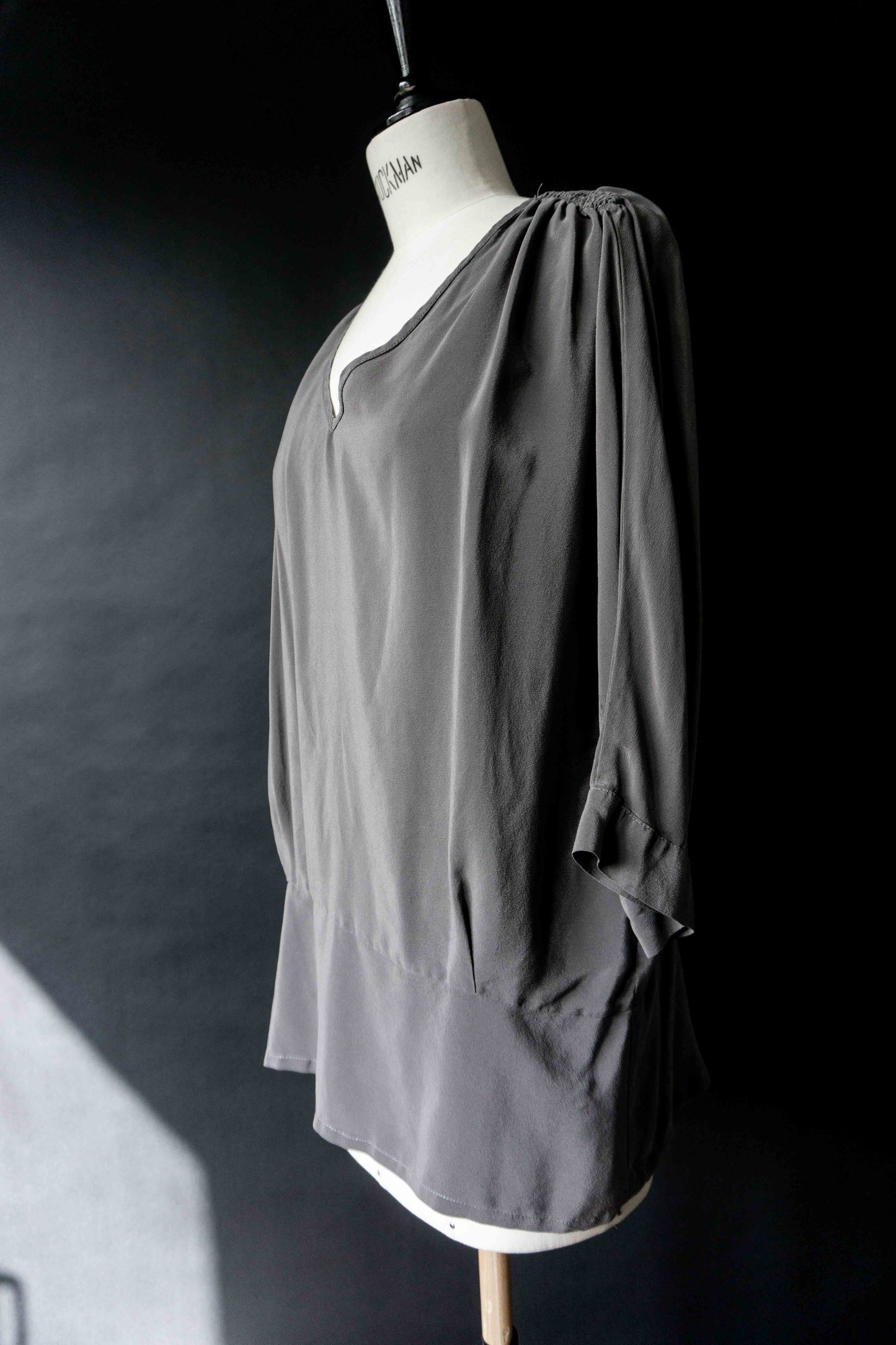 Vintage Bluse Seide, Grau Batwing, M–L theplaincircle vintage