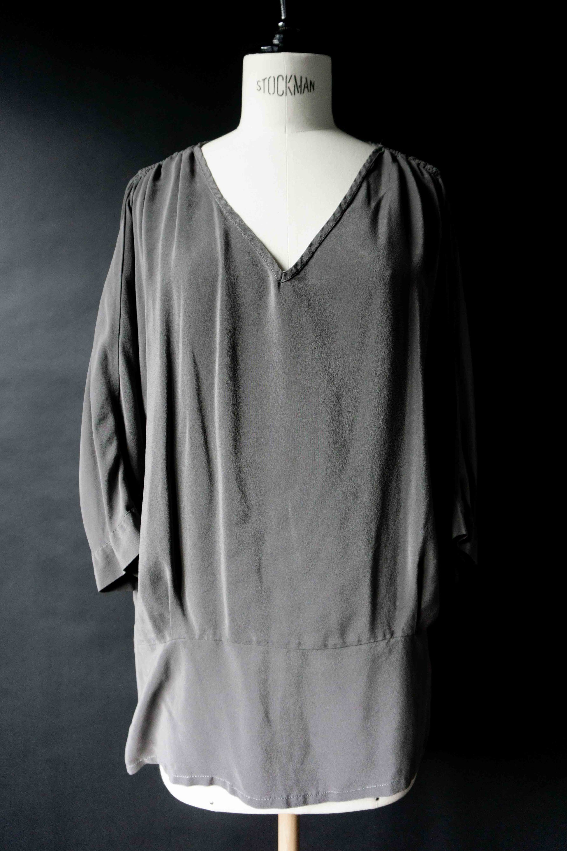 Vintage Bluse Seide, Grau Batwing, M–L theplaincircle vintage