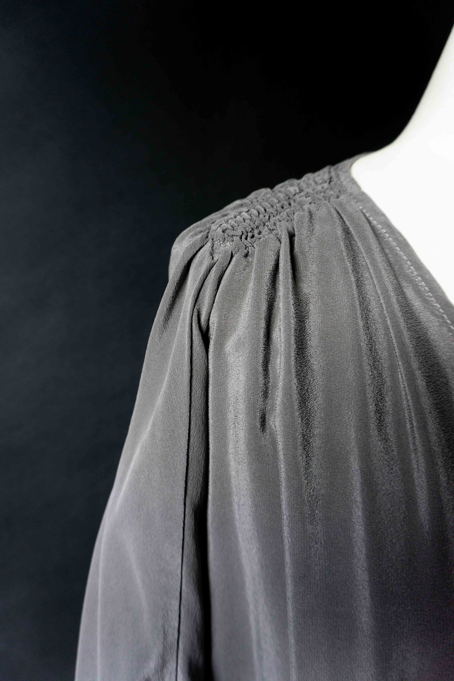 Vintage Bluse Seide, Grau Batwing, M–L theplaincircle vintage