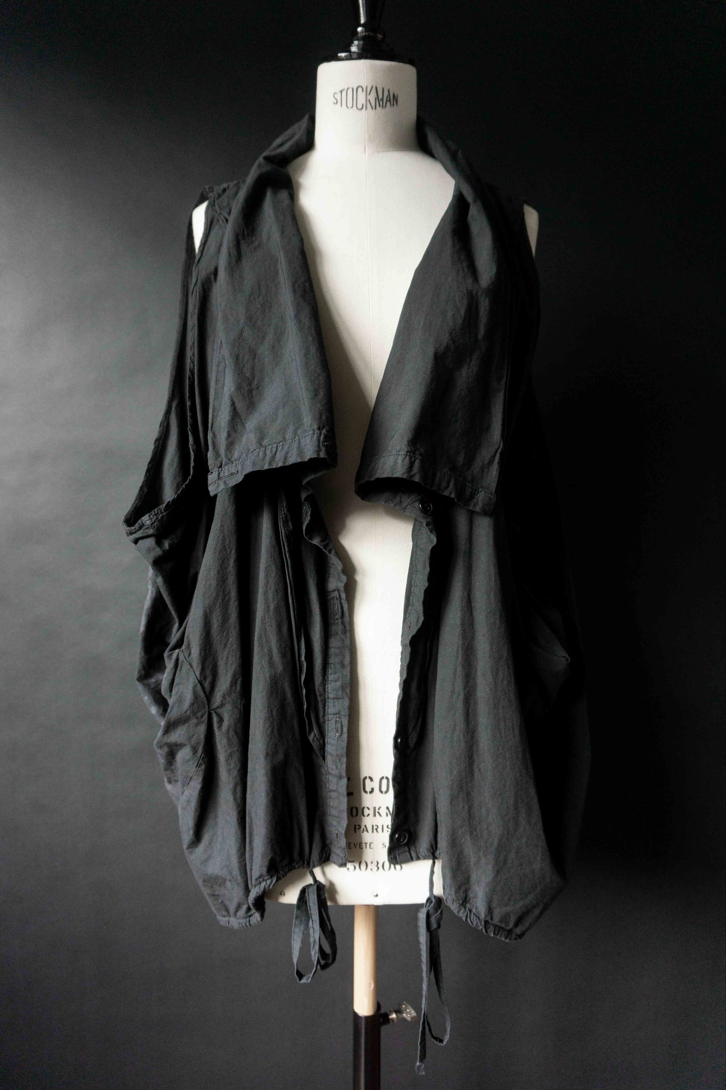 Schwarze Avantgarde-Weste von LUUKAA aus Baumwolle mit drapierter Silhouette und asymmetrischem Layering-Design