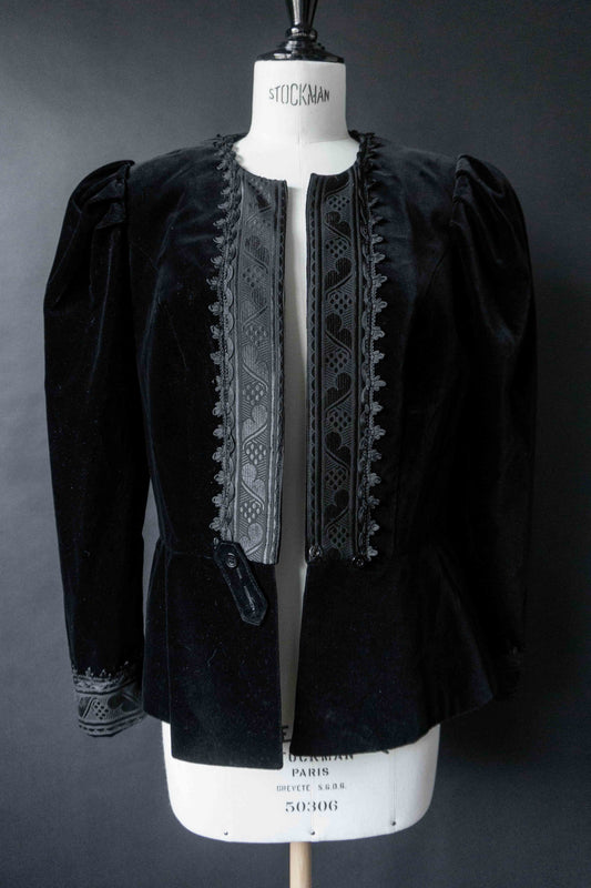 Vintage Samtblazer mit Puffärmeln und Spitzenbesatz | Black Romantic Gothic
