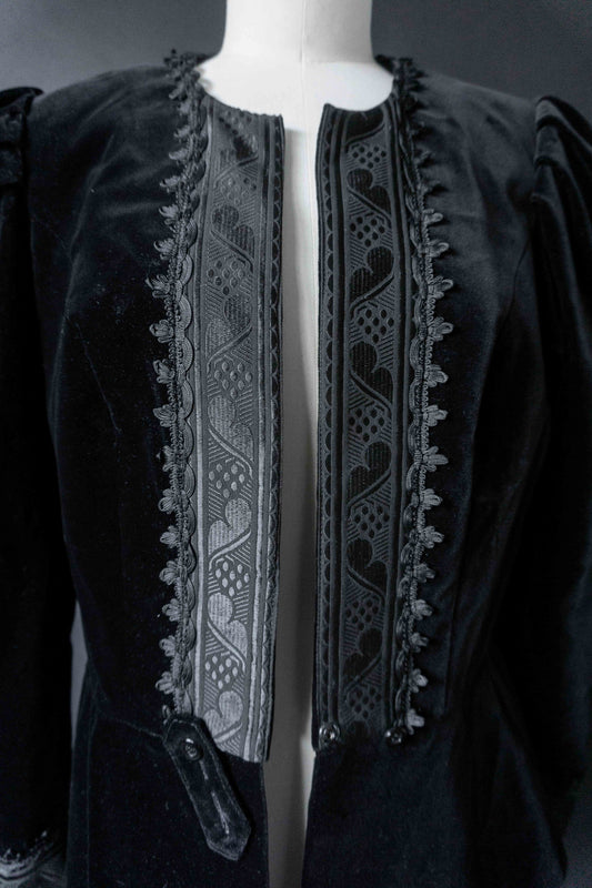 Vintage Samtblazer mit Puffärmeln und Spitzenbesatz | Black Romantic Gothic