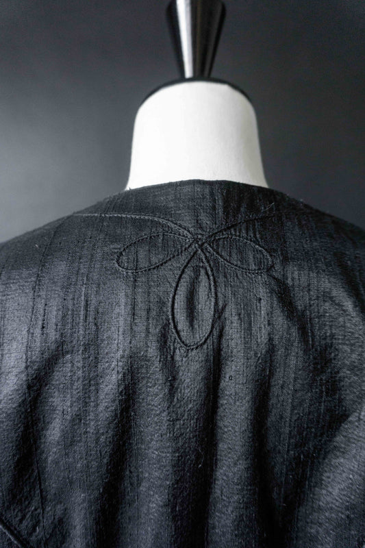 70s Vintage Cropped Blazer aus Wildseide – Gothic Silhouette, S–M theplaincircle vintage