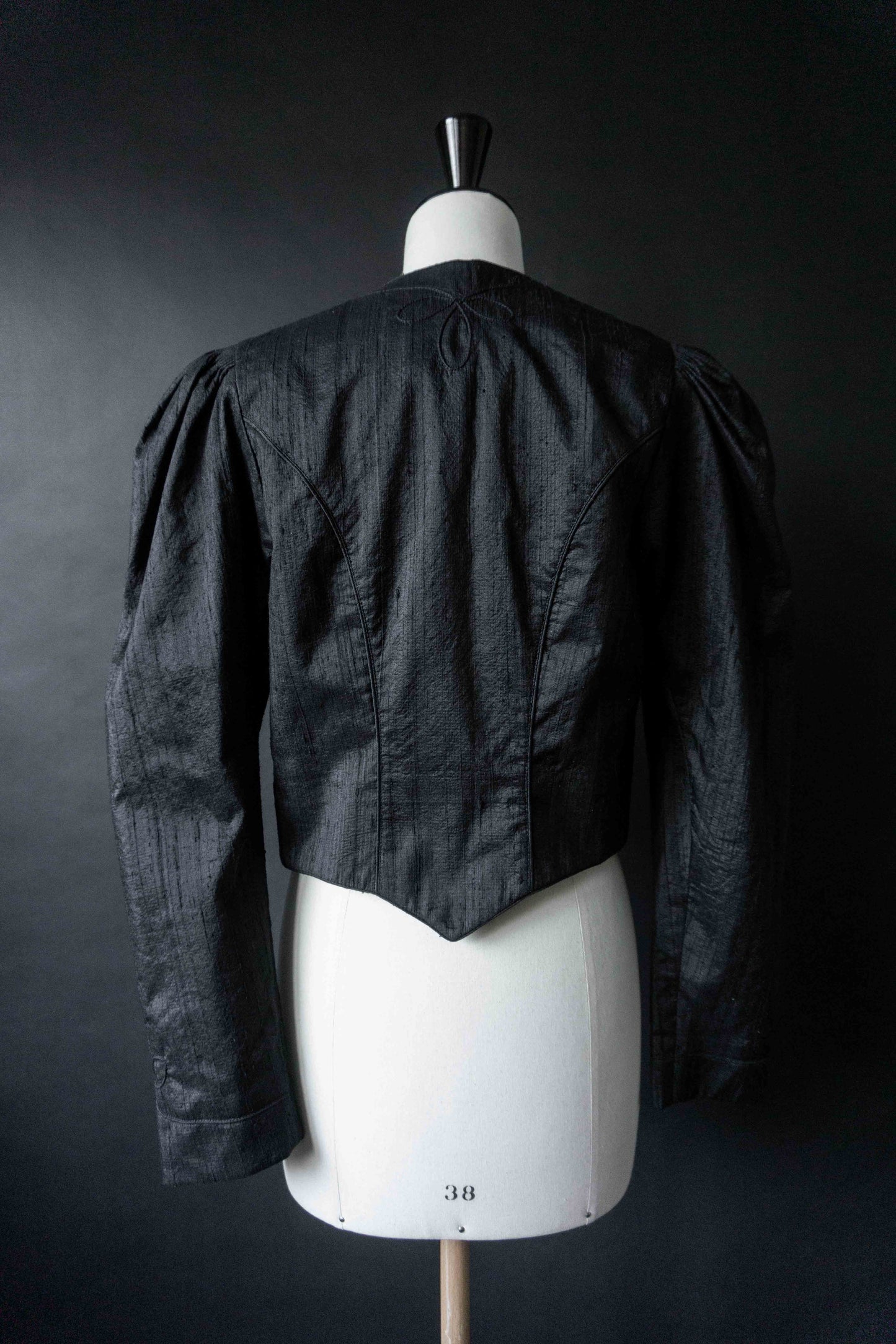 70s Vintage Cropped Blazer aus Wildseide – Gothic Silhouette, S–M theplaincircle vintage