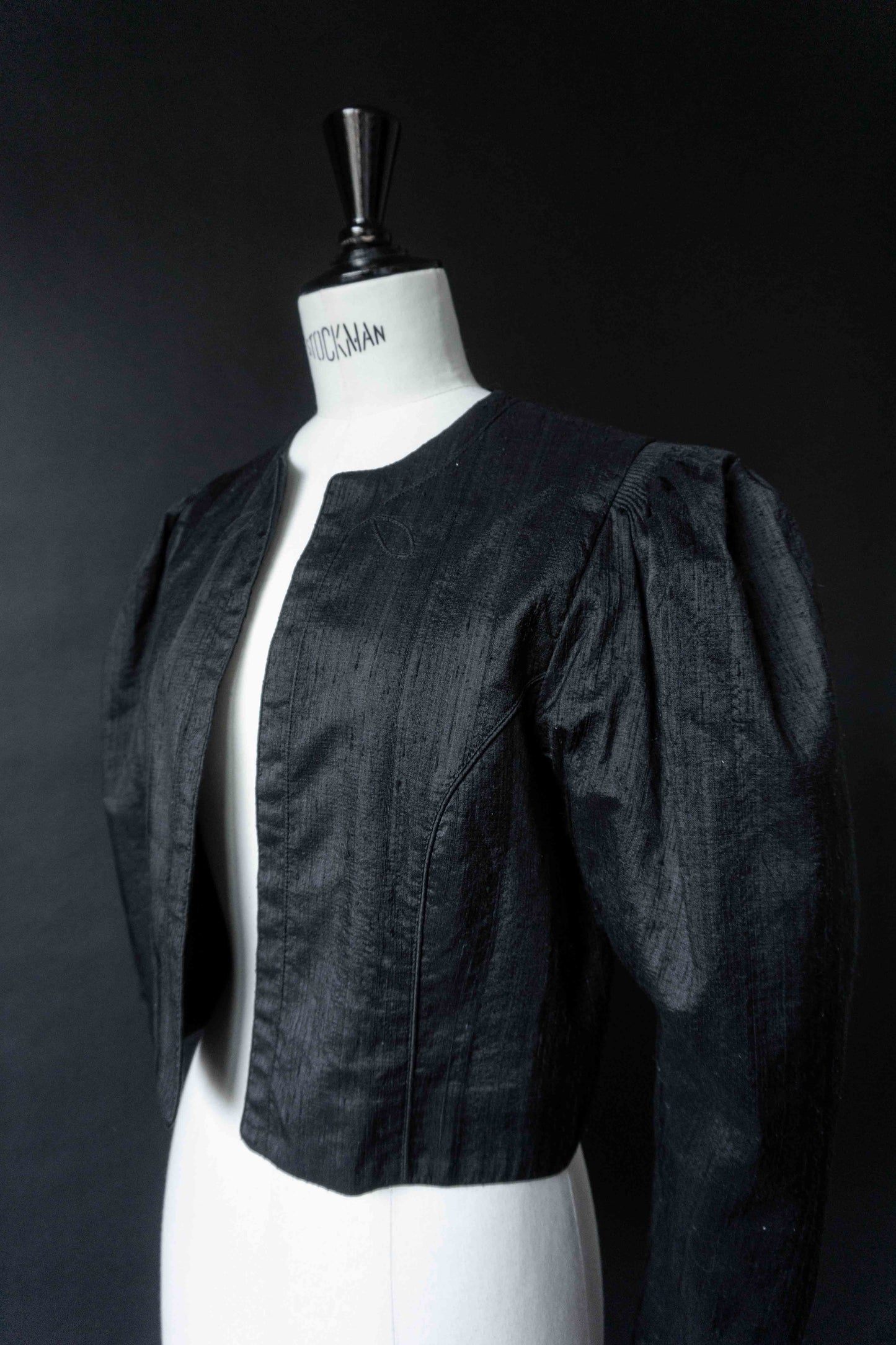 70s Vintage Cropped Blazer aus Wildseide – Gothic Silhouette, S–M theplaincircle vintage