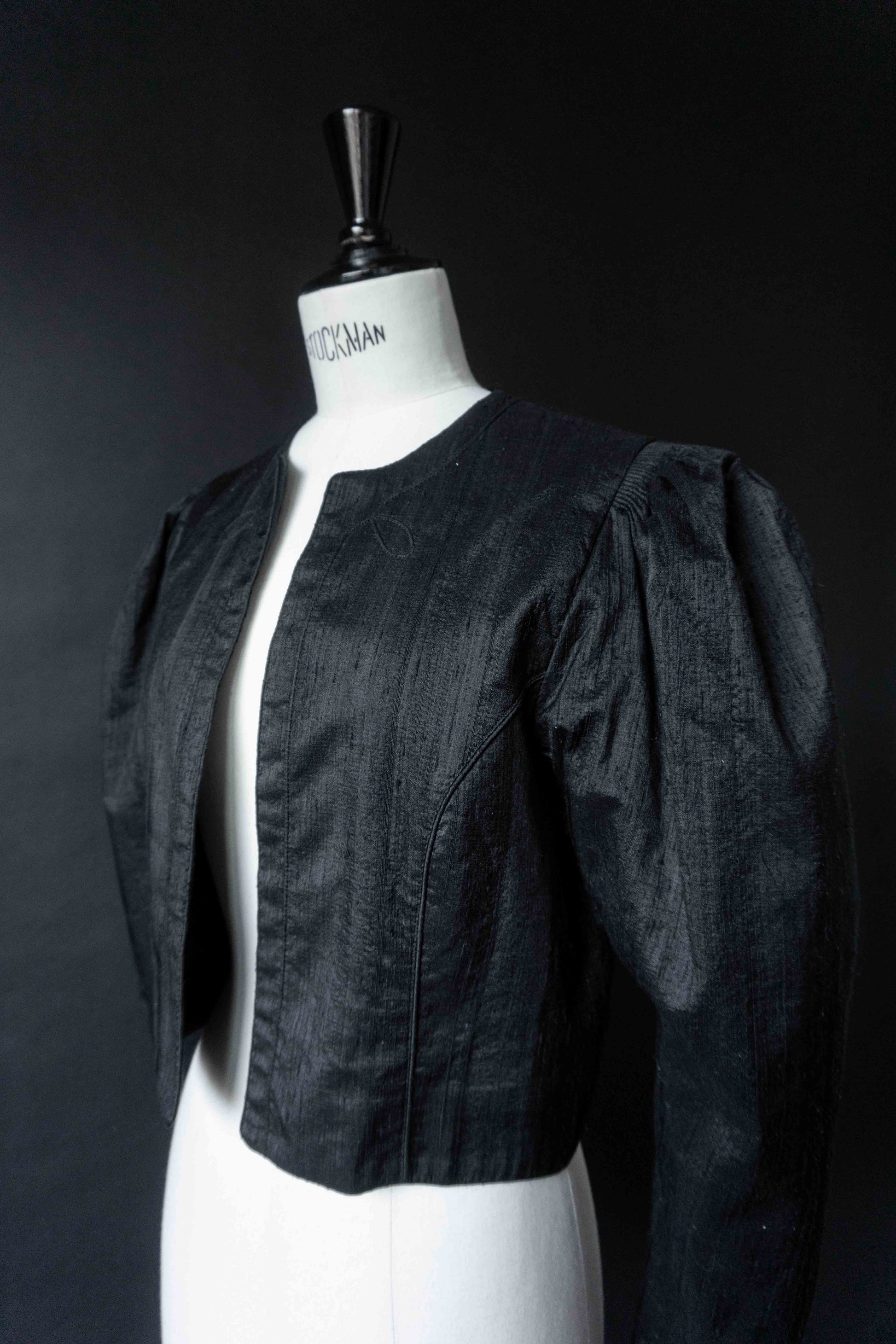 70s Vintage Cropped Blazer aus Wildseide – Gothic Silhouette, S–M theplaincircle vintage
