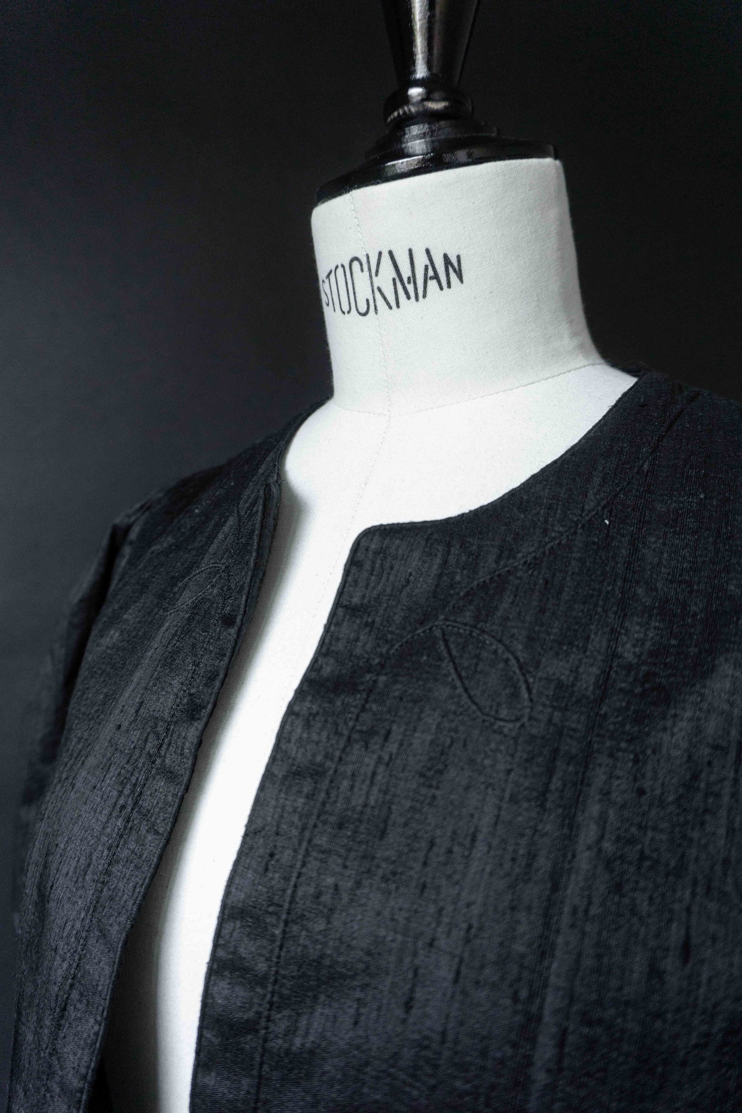 70s Vintage Cropped Blazer aus Wildseide – Gothic Silhouette, S–M theplaincircle vintage