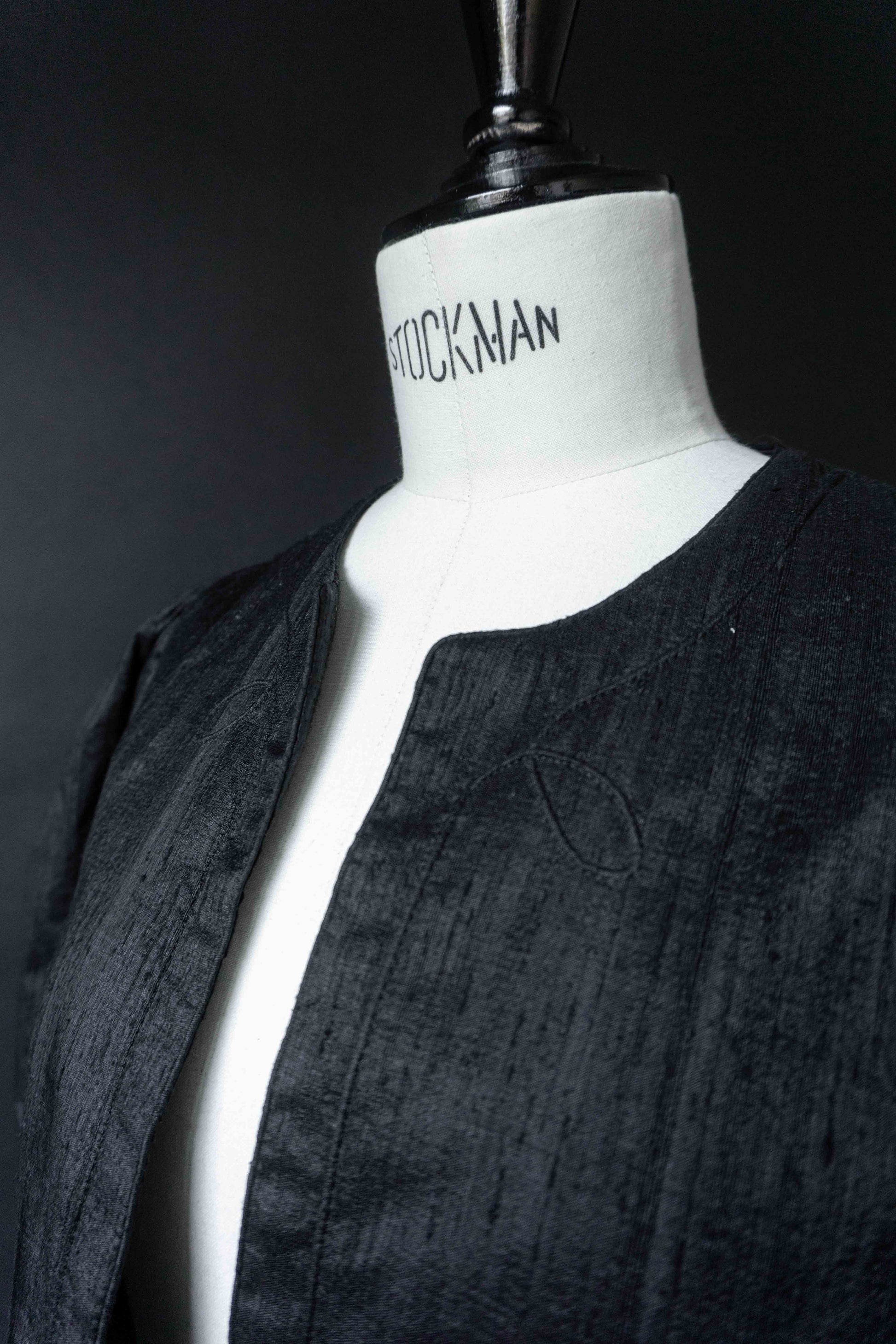 70s Vintage Cropped Blazer aus Wildseide – Gothic Silhouette, S–M theplaincircle vintage