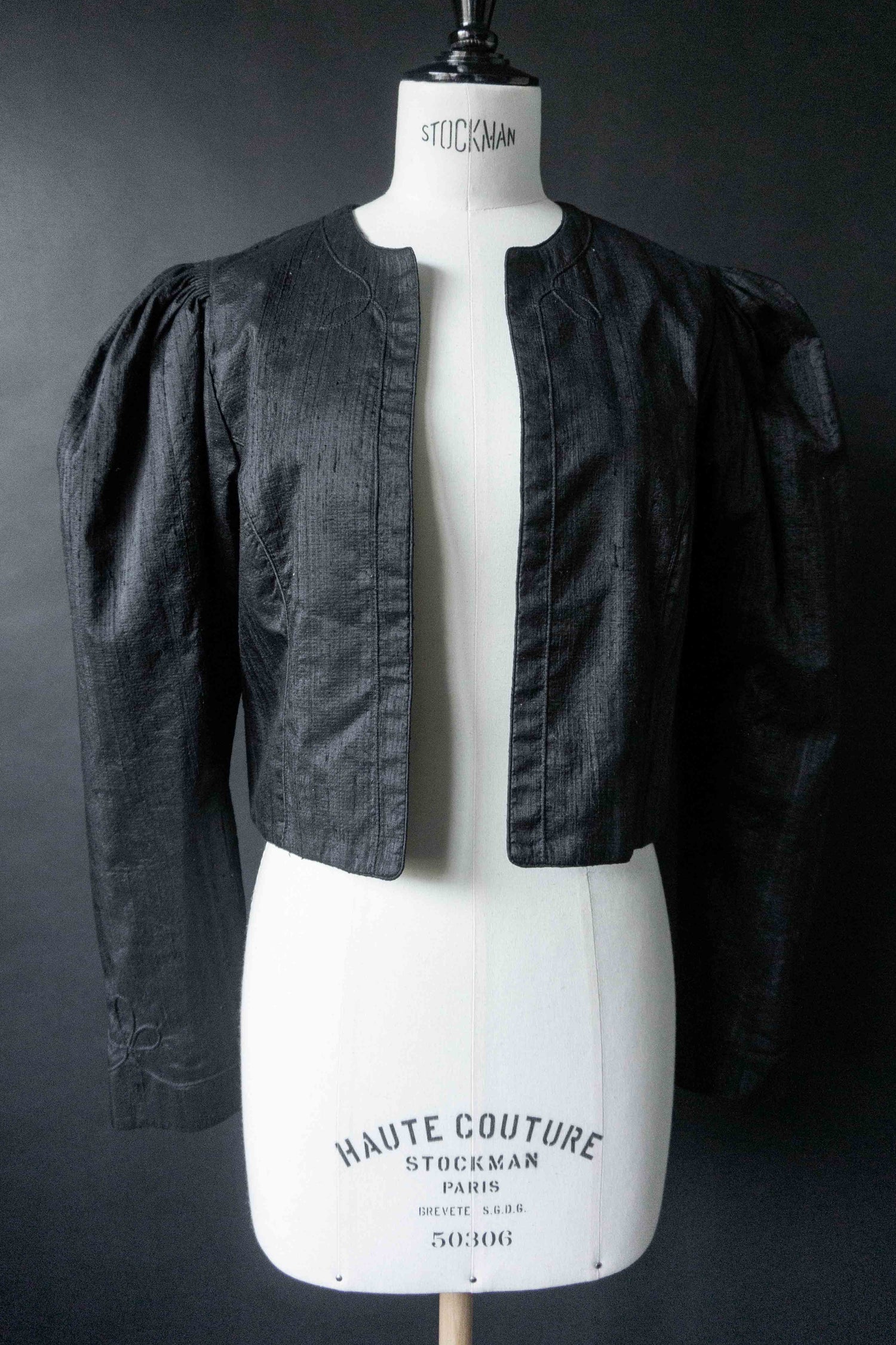 70s Vintage Cropped Blazer aus Wildseide – Gothic Silhouette, S–M theplaincircle vintage