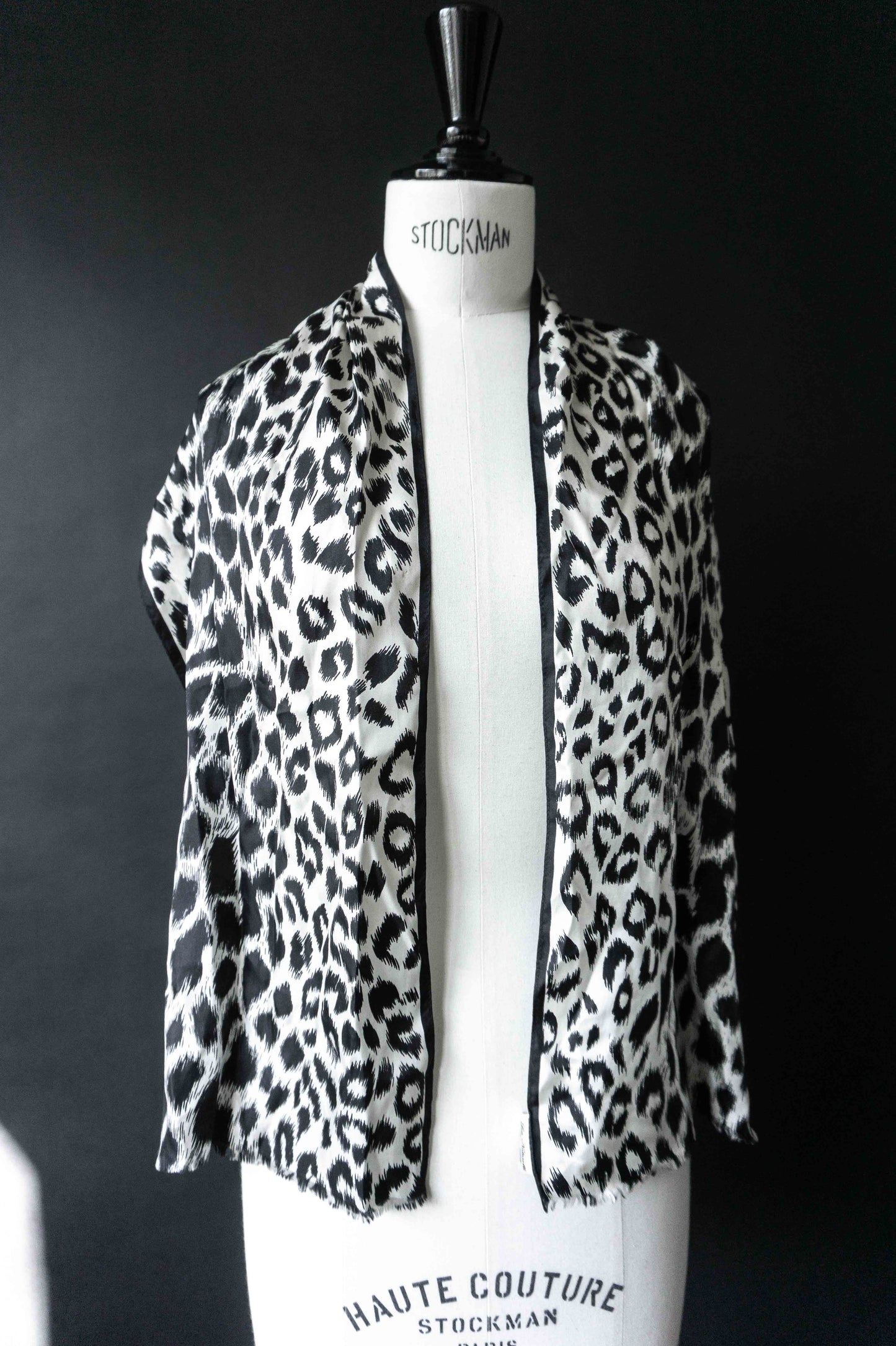 Vintage Seidentuch Leo Print – Monochrome 80s Statement theplaincircle vintage