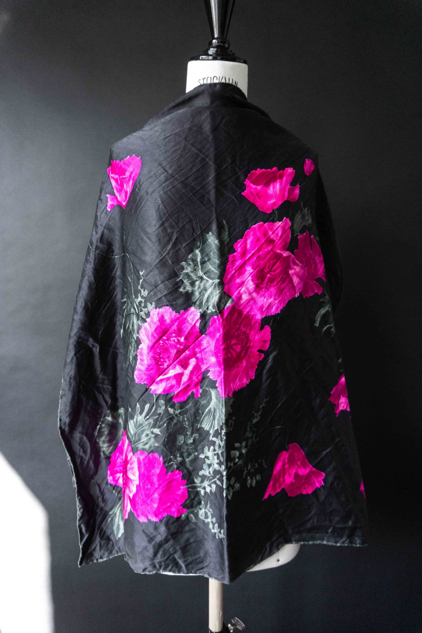 Vintage Seidentuch mit pinkem Blumenprint – 80s Statement Scarf theplaincircle vintage