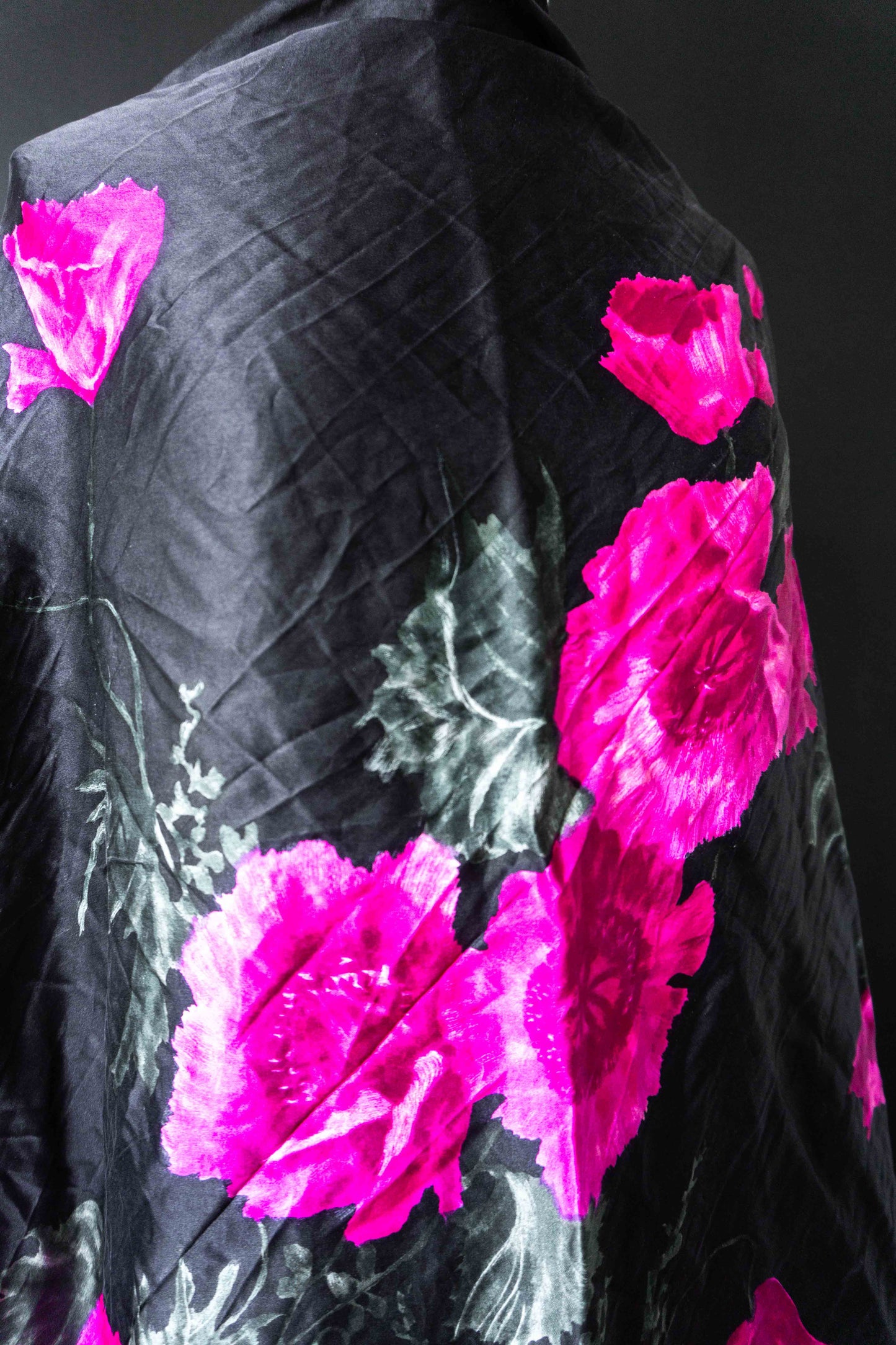 Vintage Seidentuch mit pinkem Blumenprint – 80s Statement Scarf theplaincircle vintage