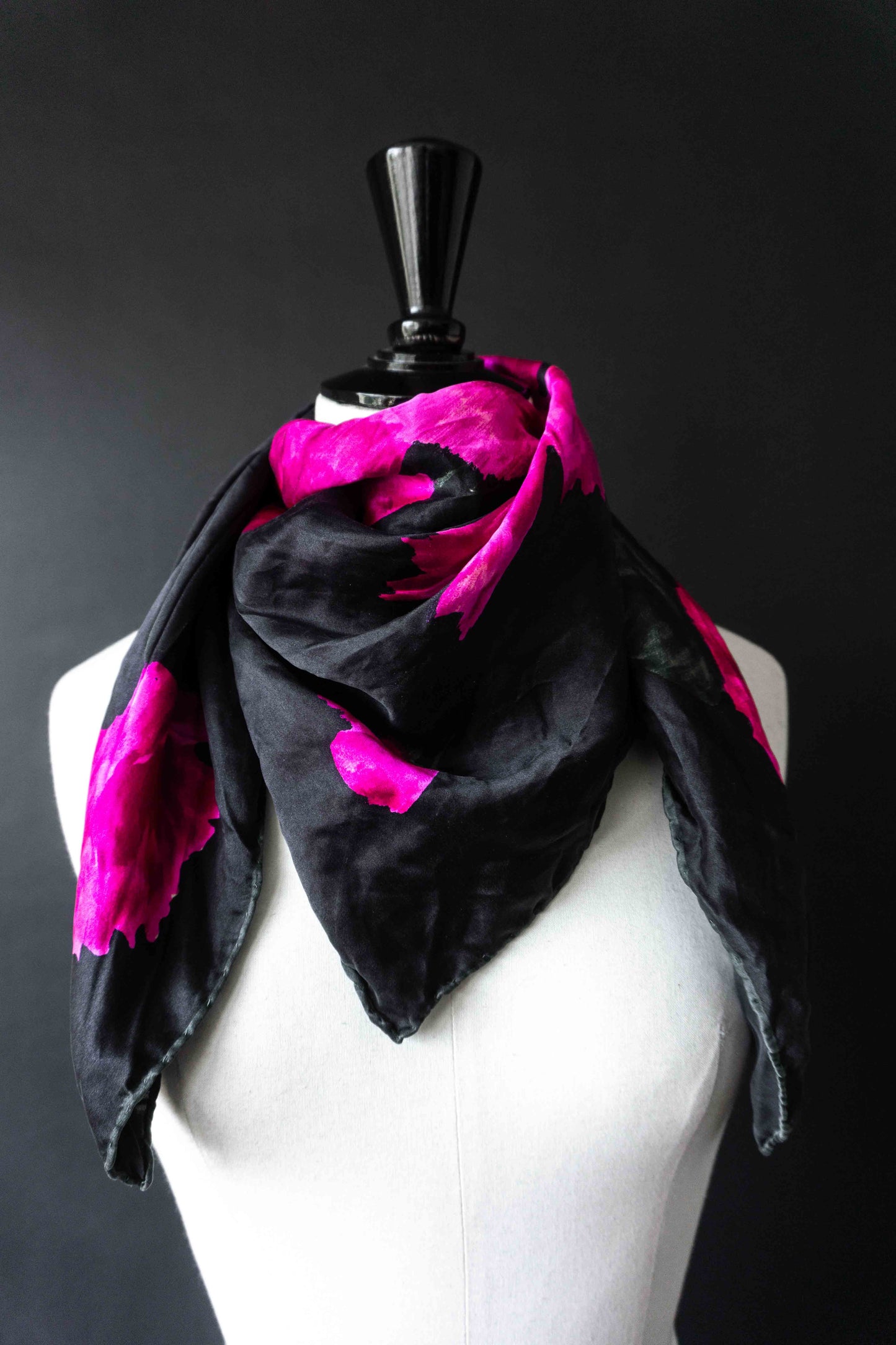 Vintage Seidentuch mit pinkem Blumenprint – 80s Statement Scarf theplaincircle vintage