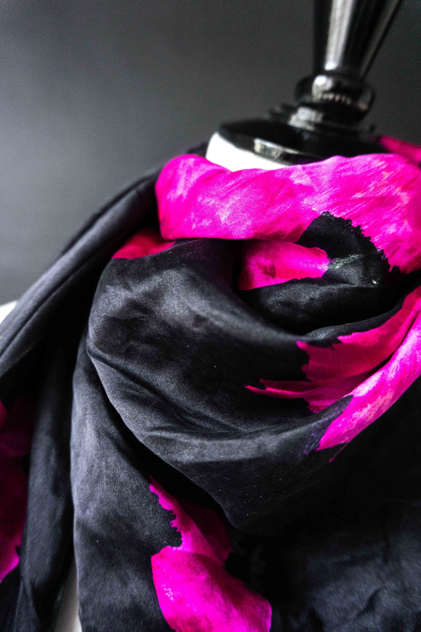 Vintage Seidentuch mit pinkem Blumenprint – 80s Statement Scarf theplaincircle vintage