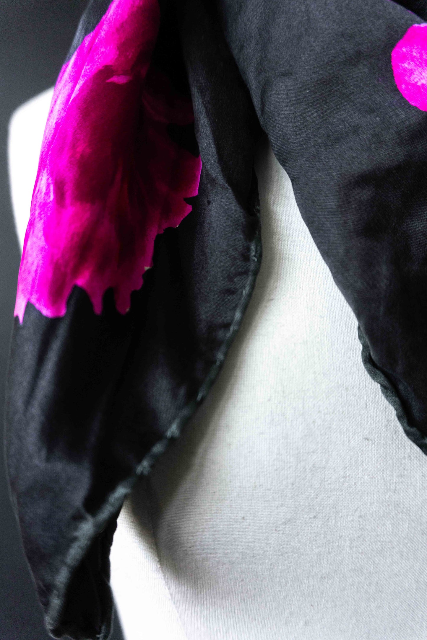 Vintage Seidentuch mit pinkem Blumenprint – 80s Statement Scarf theplaincircle vintage