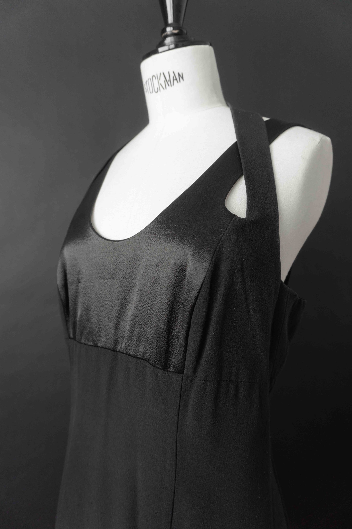 90s Minimal Satin Dress in Black – Vintage Slip Dress mit gekreuzten Trägern, S–M theplaincircle vintage