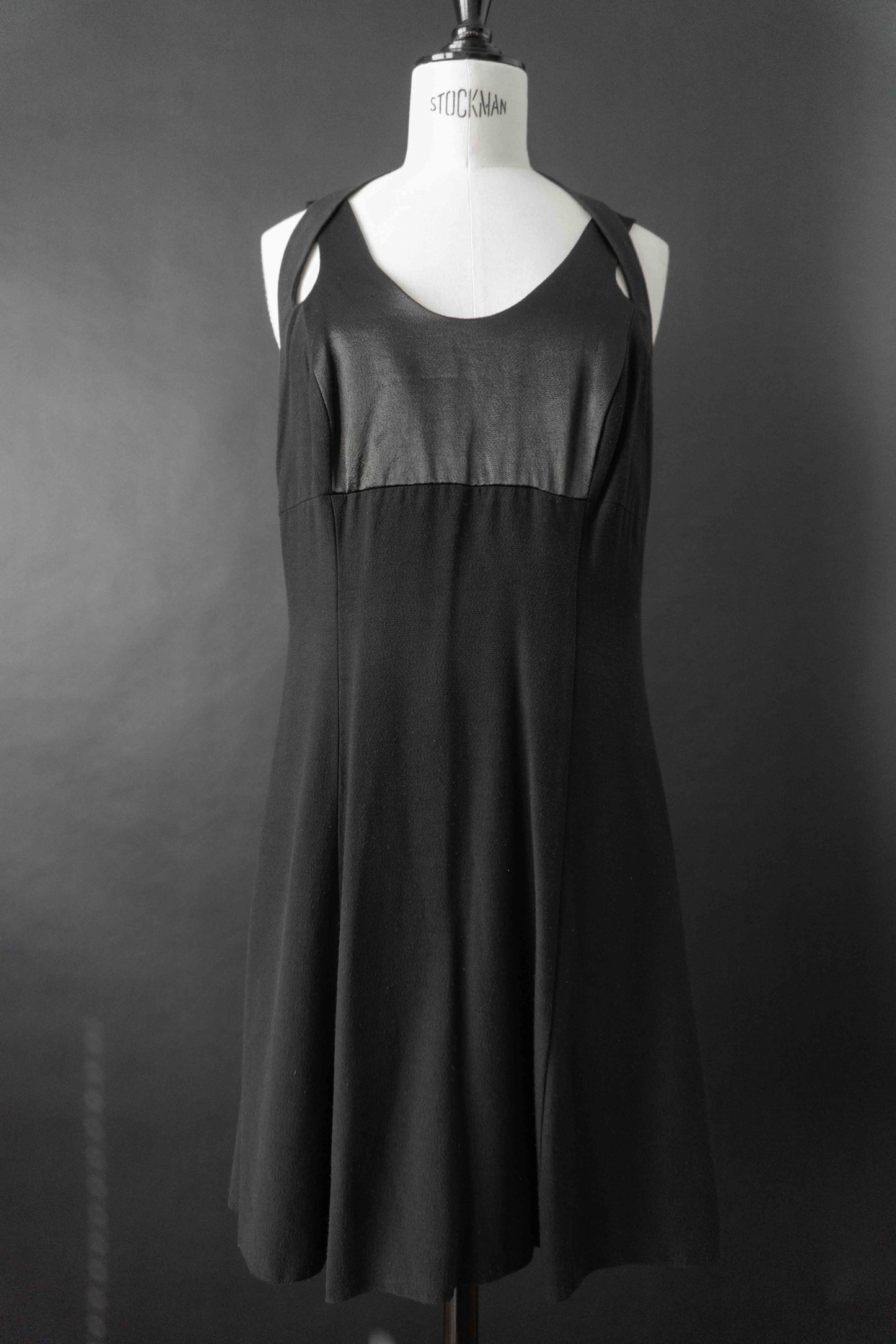 90s Minimal Satin Dress in Black – Vintage Slip Dress mit gekreuzten Trägern, S–M theplaincircle vintage