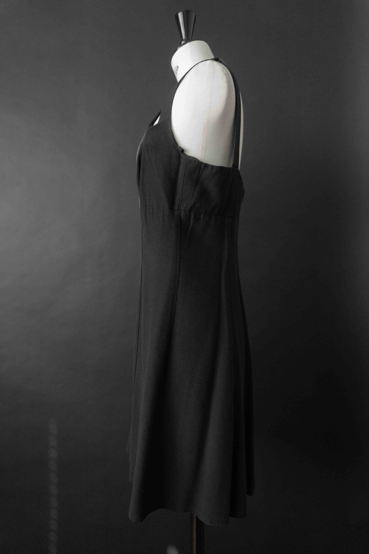 90s Minimal Satin Dress in Black – Vintage Slip Dress mit gekreuzten Trägern, S–M theplaincircle vintage