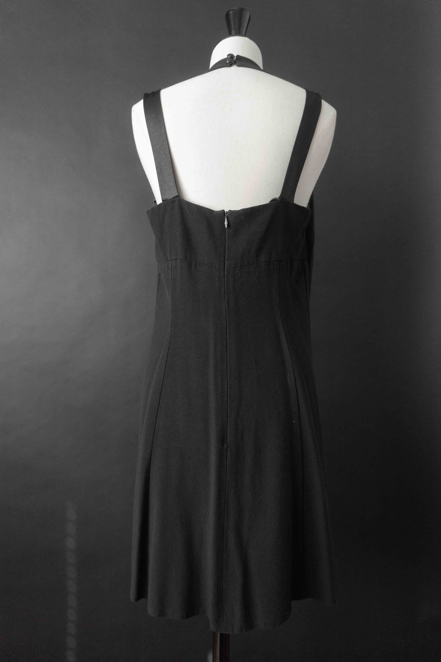 90s Minimal Satin Dress in Black – Vintage Slip Dress mit gekreuzten Trägern, S–M theplaincircle vintage