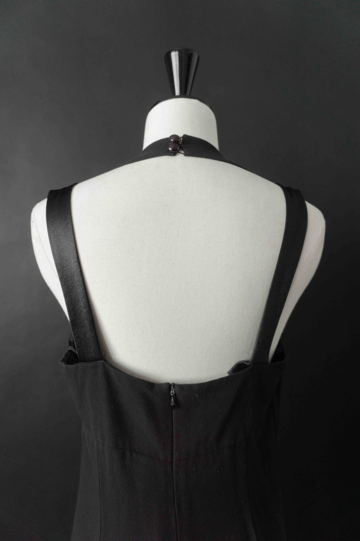 90s Minimal Satin Dress in Black – Vintage Slip Dress mit gekreuzten Trägern, S–M theplaincircle vintage